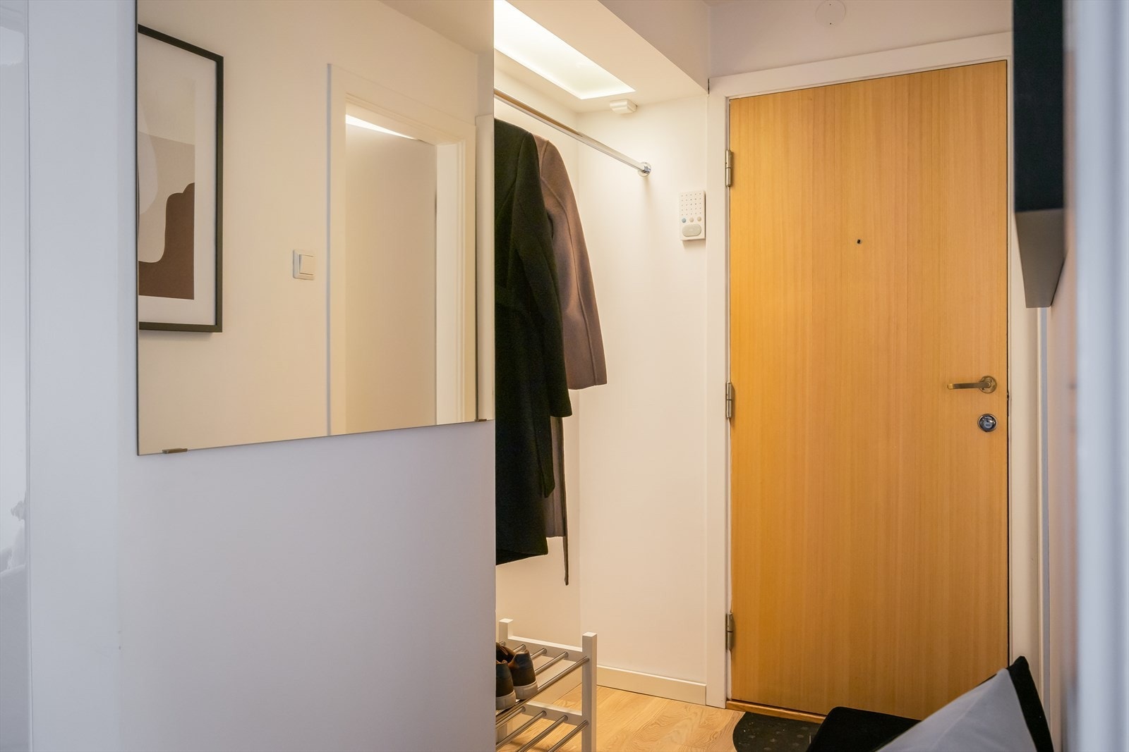 Trivelig entré på 7,4 m² som fungerer som leilighetens knutepunkt. Galleribilde