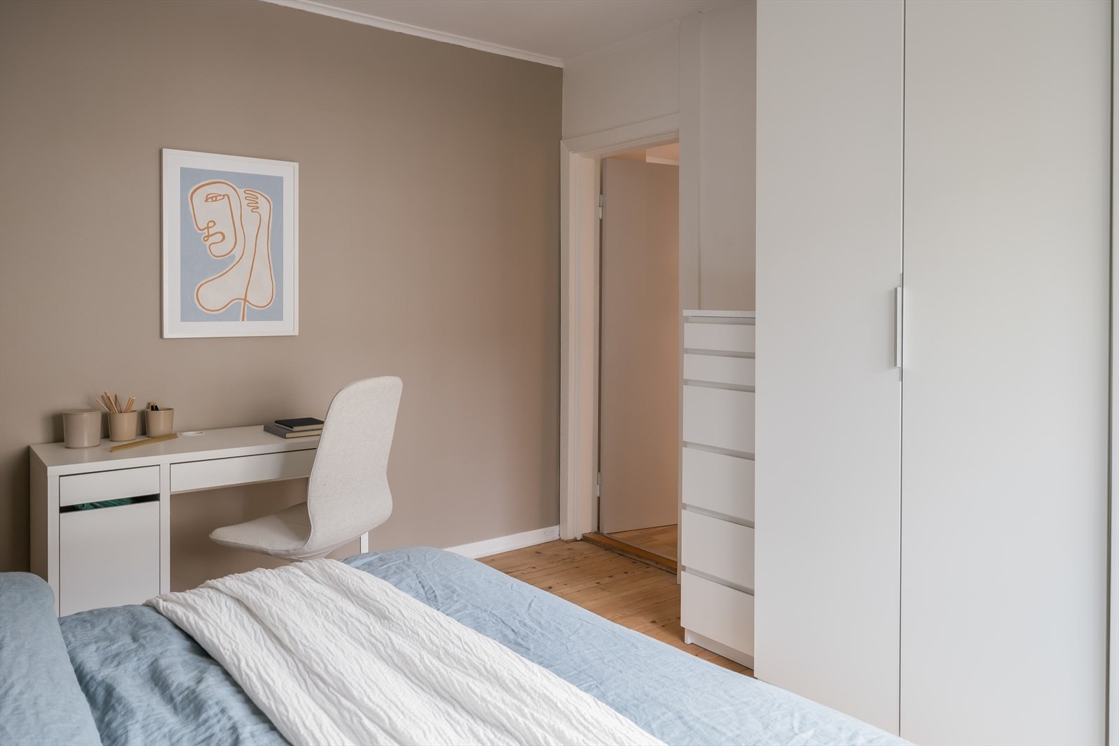 Veggene på soverommene ble i likhet med stuen malt i 2024. Galleribilde