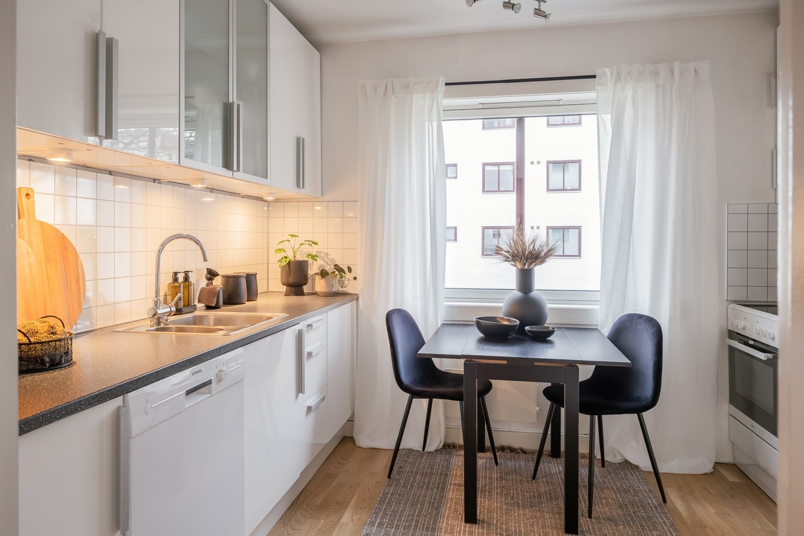 Stilrent kjøkken på 8,5 m². Også her er det mulighet for spisegruppe. Galleribilde