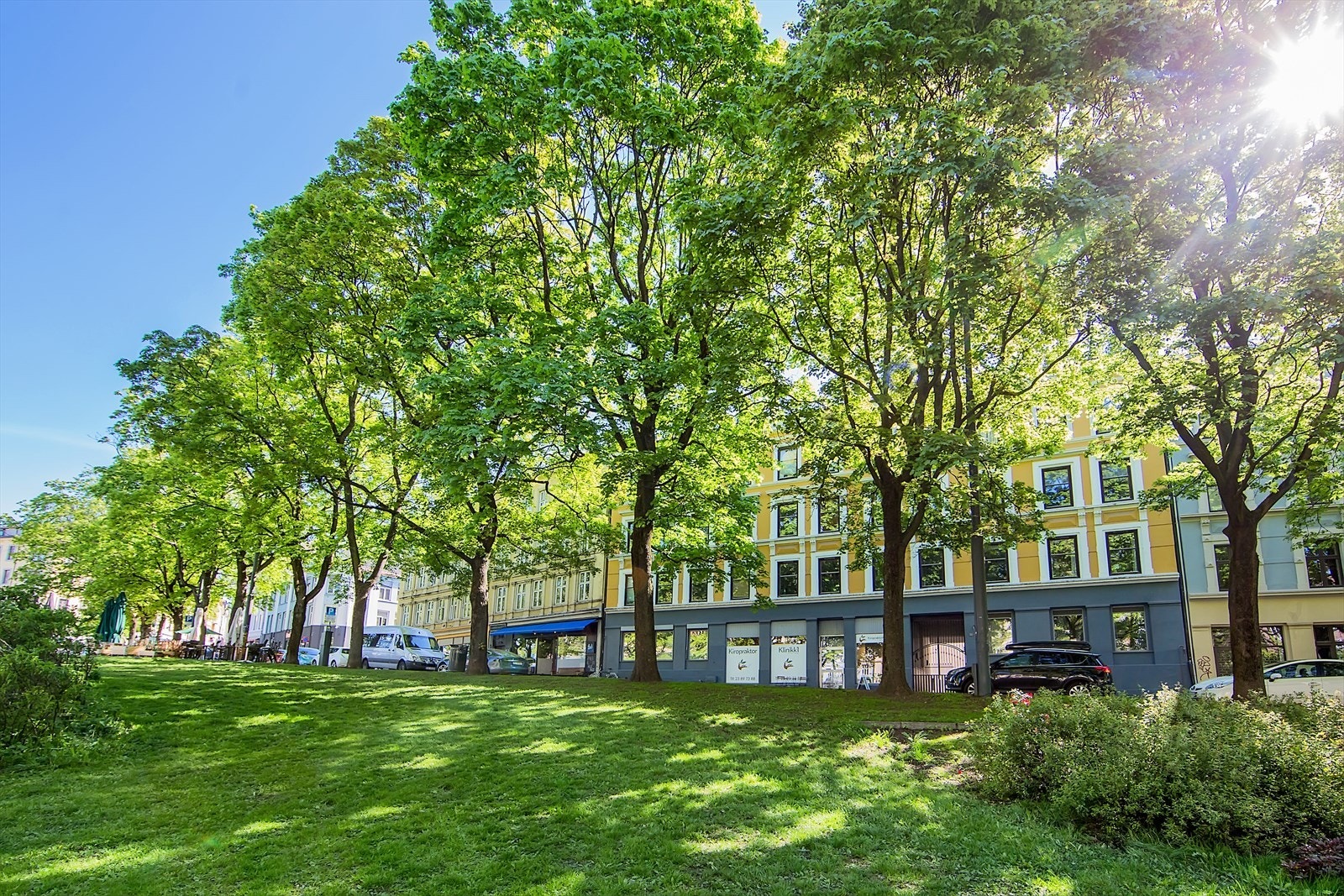 Leiligheten har flott beliggenhet med nærhet til både park og grøntarealer Galleribilde