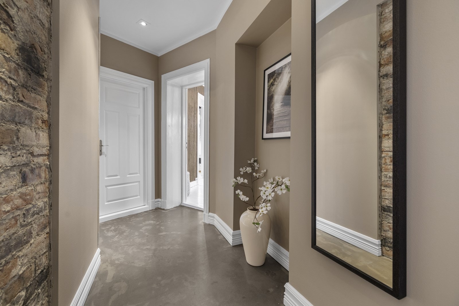 Fra entréen har du direkte adgang til boligens to soverom og bad Galleribilde