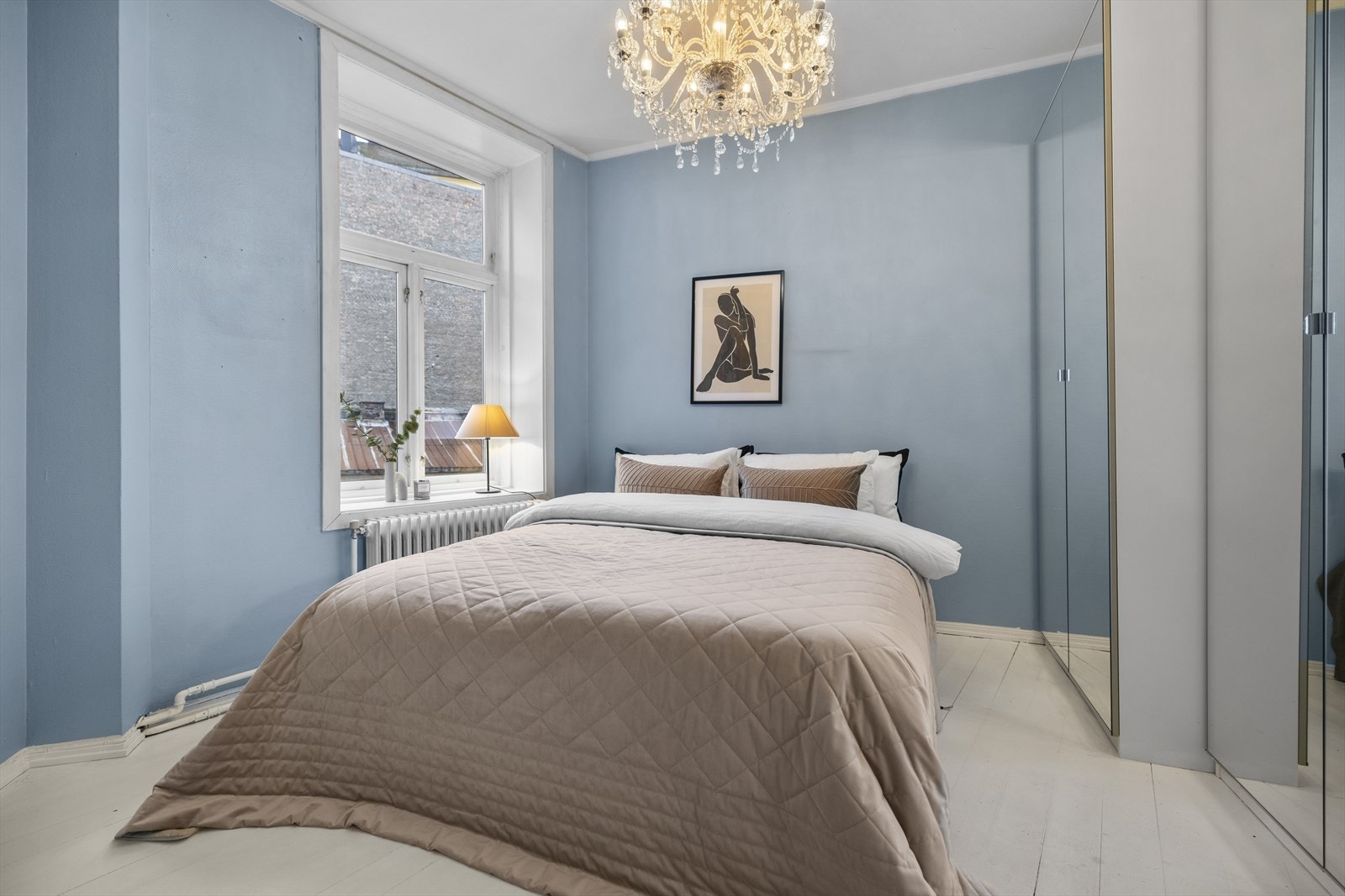 Romslig hovedsoverom med store vindusflater som slipper inn rikelig med naturlig lys. Det er god plass til å innrede med dobbeltseng med tilhørende nattbord, garderobeskap og annet ønsket møblement. Galleribilde