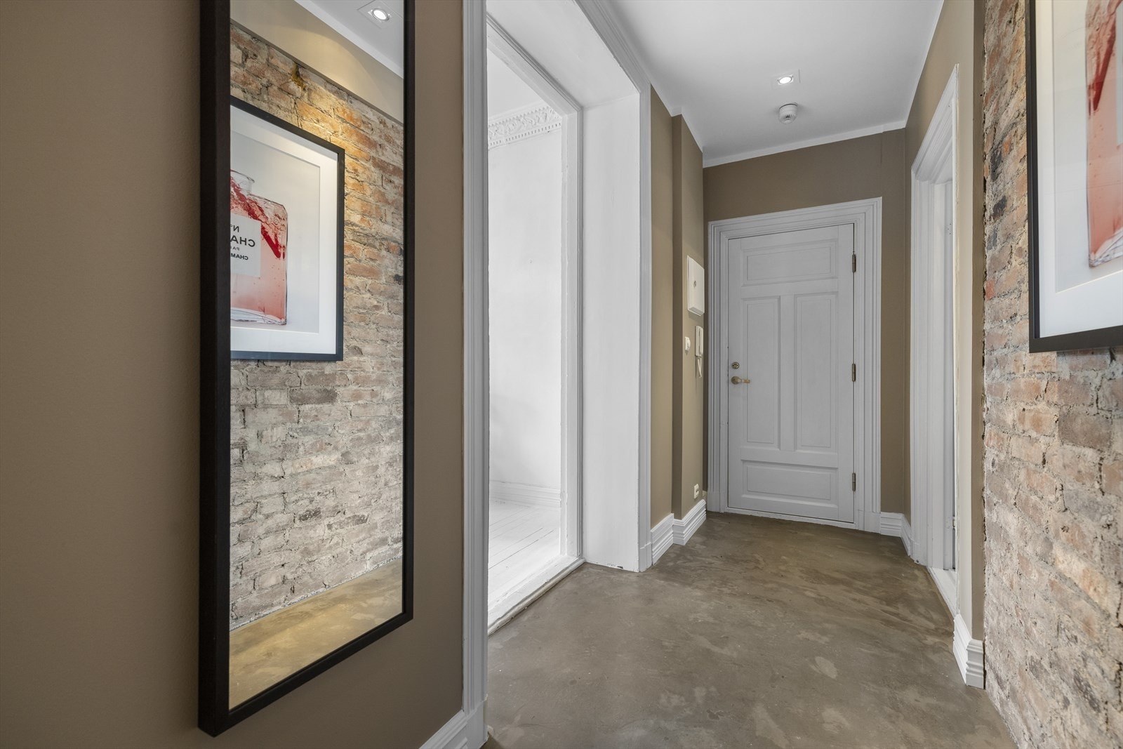 Slipt betonggulv på gulv og utstyrt med dørcalling ved inngangsdør Galleribilde