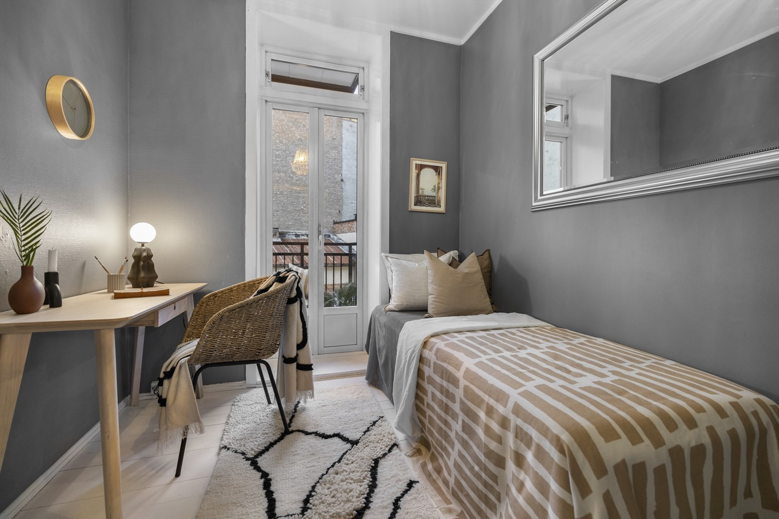 Rommet egner seg perfekt som barnerom eller gjesterom. Fra soverommet har du direkte adgang til boligens andre balkong Galleribilde