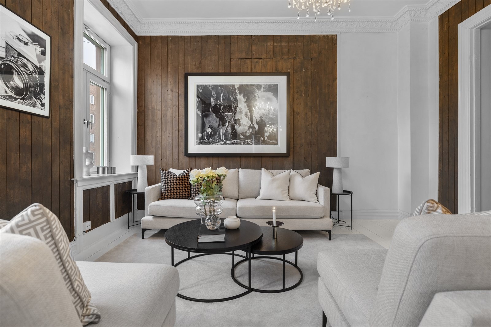 Leiligheten ligger i byggets 2. etasje og inneholder 2 balkonger, romslig entrè, to soverom, stue, spisestue, separat kjøkken og bad Galleribilde