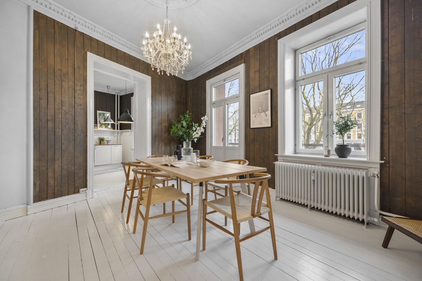 Det er direkte tilknytning mellom kjøkkenet og spisestuen, her kan du invitere dine venner og familie på middag Galleribilde