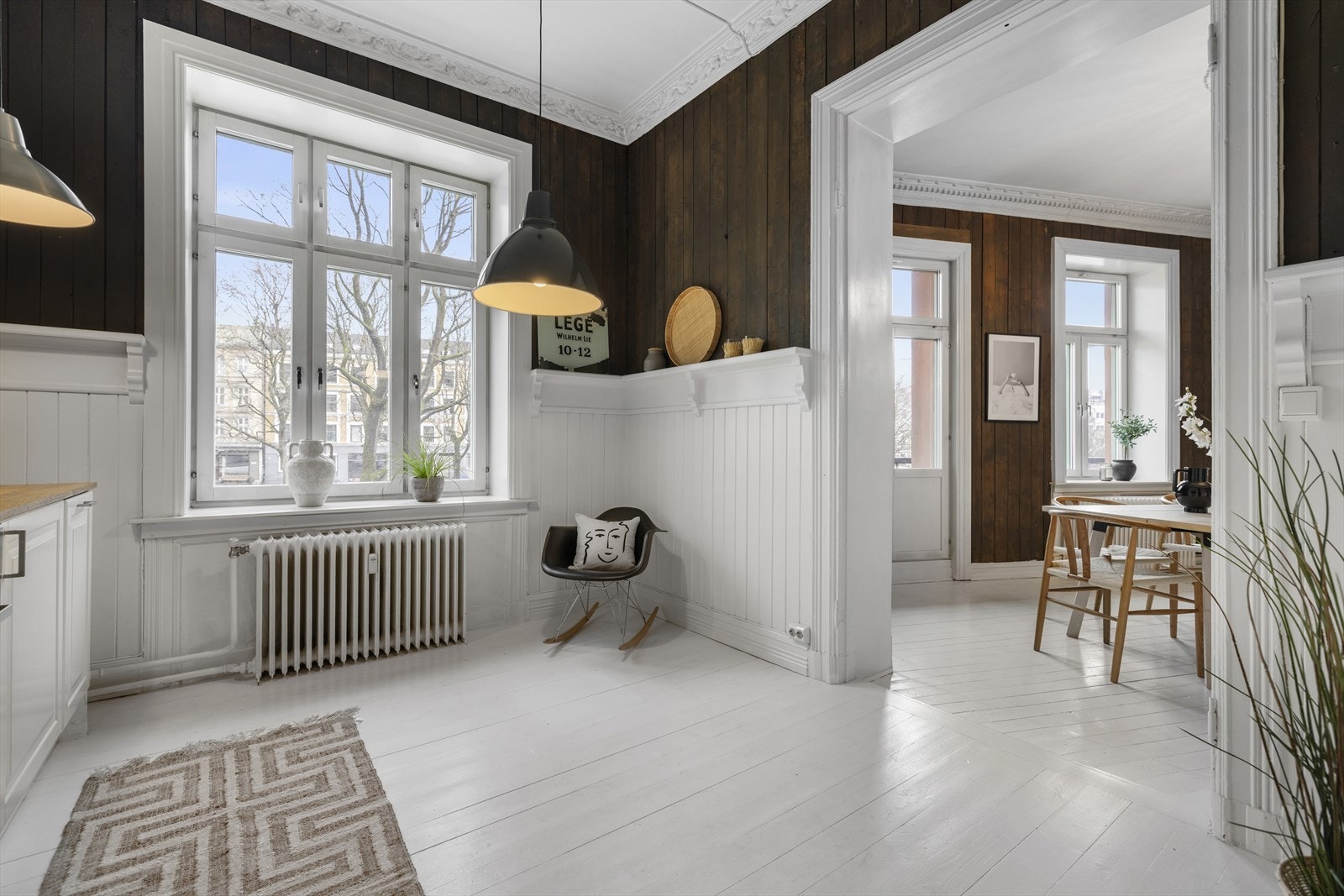 Leiligheten har store vindusflater med dype karmer som gir rikelig naturlig lysinnslipp og god ventilasjon. Det er god plass til å dekorere kjøkkenet med pynt og annen innredning Galleribilde