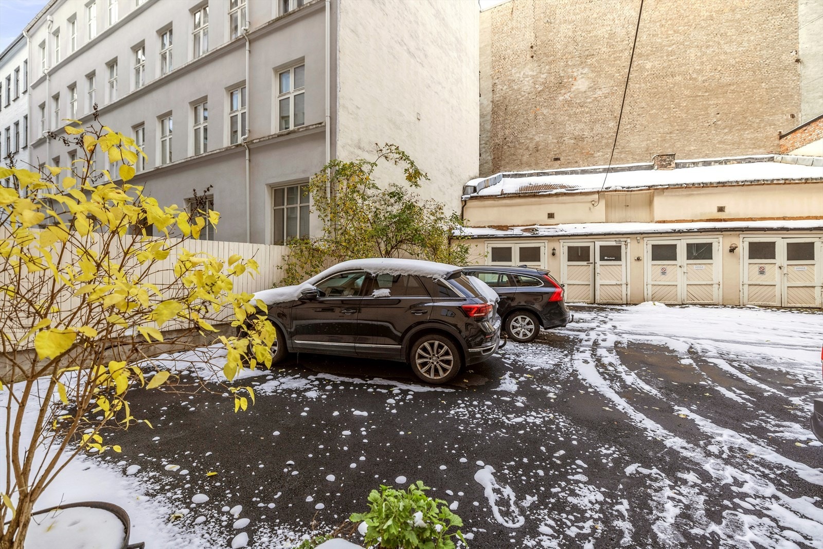 Sameiet har 7-8 felles utvendige parkeringsplasser i bakgården, som er tilgjengelig for beboere og besøkende, samt felles sykkelparkering Galleribilde