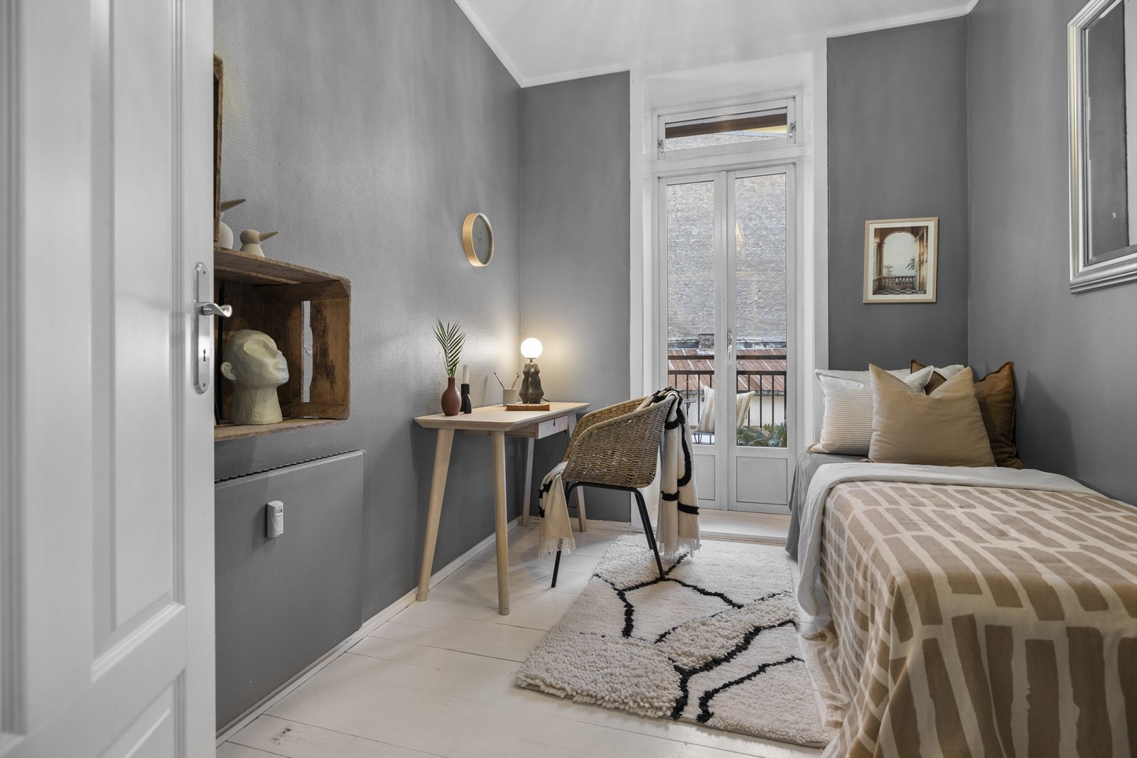 Boligens andre soverom er også av god størrelse. Det er plass til å innrede med seng, kommode/ skrivepult og annet ønsket møblement Galleribilde