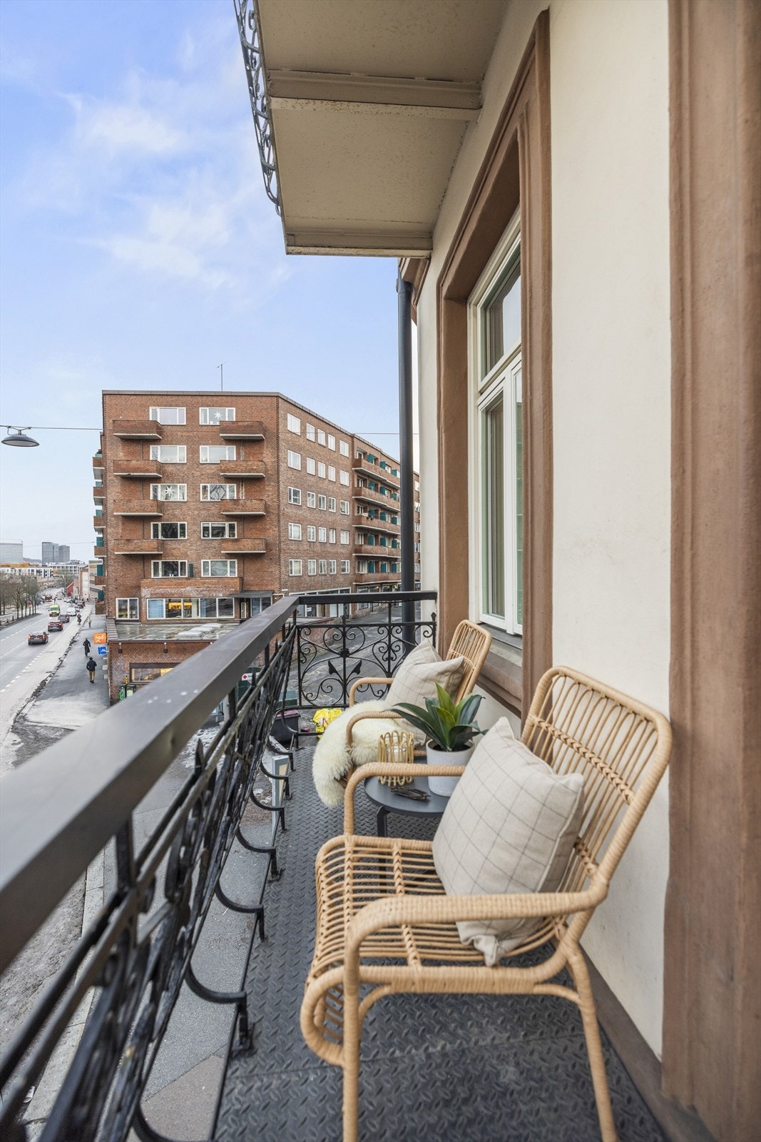 Hyggelig østvendt balkong på ca 4 m² med utgang fra det ene soverommet. Balkongen er oppført i stålkonstruksjon med stålplater på dekke og et klassisk rekkverk i smijern med en høyde på 102 cm Galleribilde