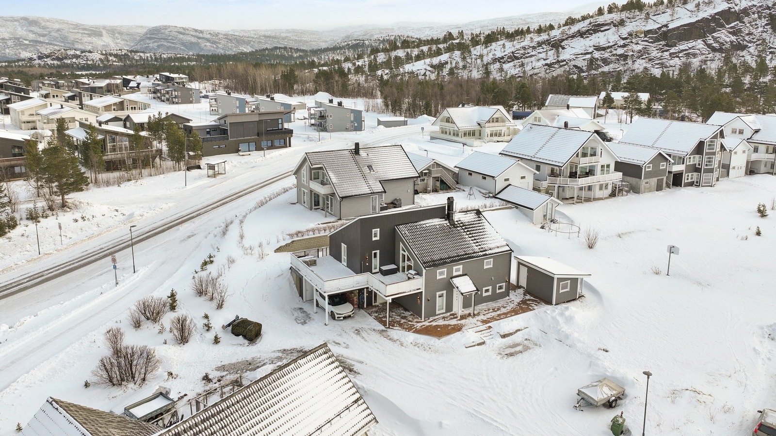 Boligen har en beliggenhet nært skole, barnehage, turområder, skiløype, fotballbane m.m. Galleribilde