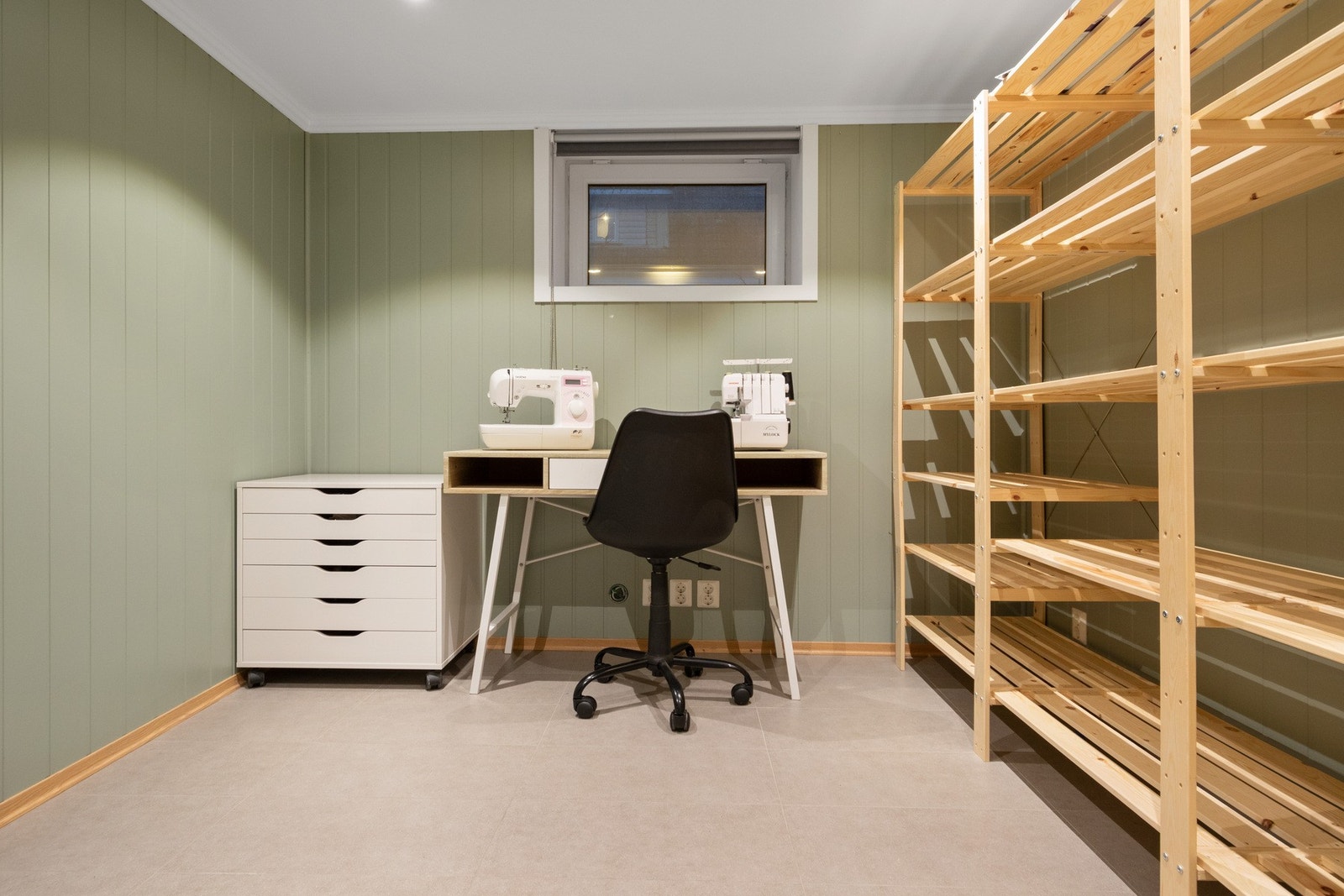 Ved grovkjøkkenet ligger det et romslig hobbyrom. Galleribilde