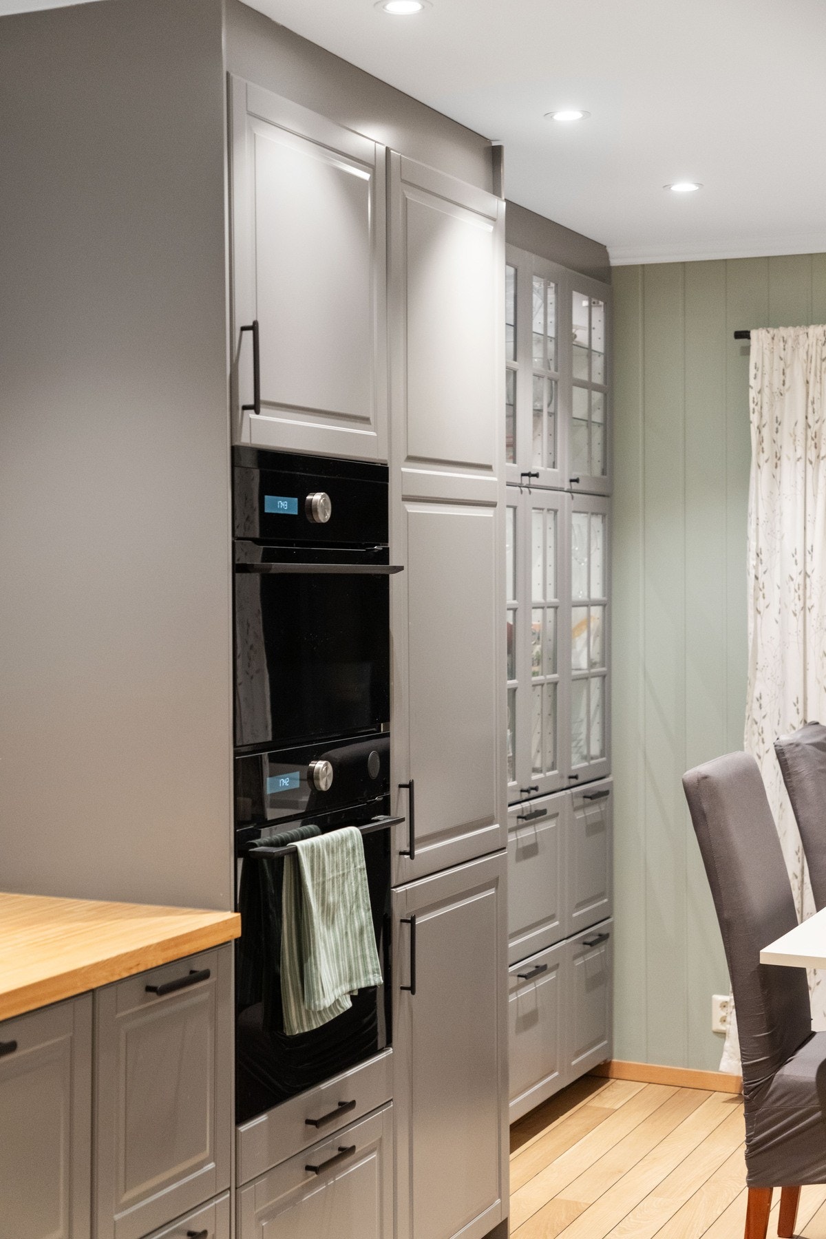 Videre er kjøkkenet utstyrt med integrerte hvitevarer som oppvaskmaskin, kjøl-/fryseskap, mikrobølgeovn, stekeovn og en koketopp med innebygget ventilator. Galleribilde