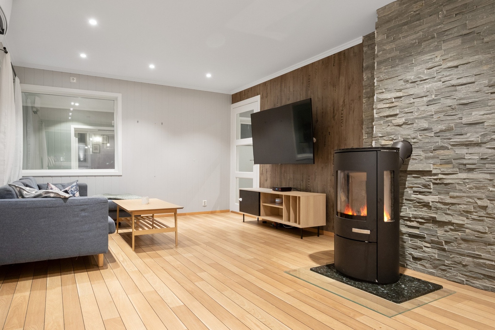 Her kan det innredes med sofagruppe, lenestoler og tv-/mediastasjon, og i en egen sone er det plass til spisebord. Galleribilde