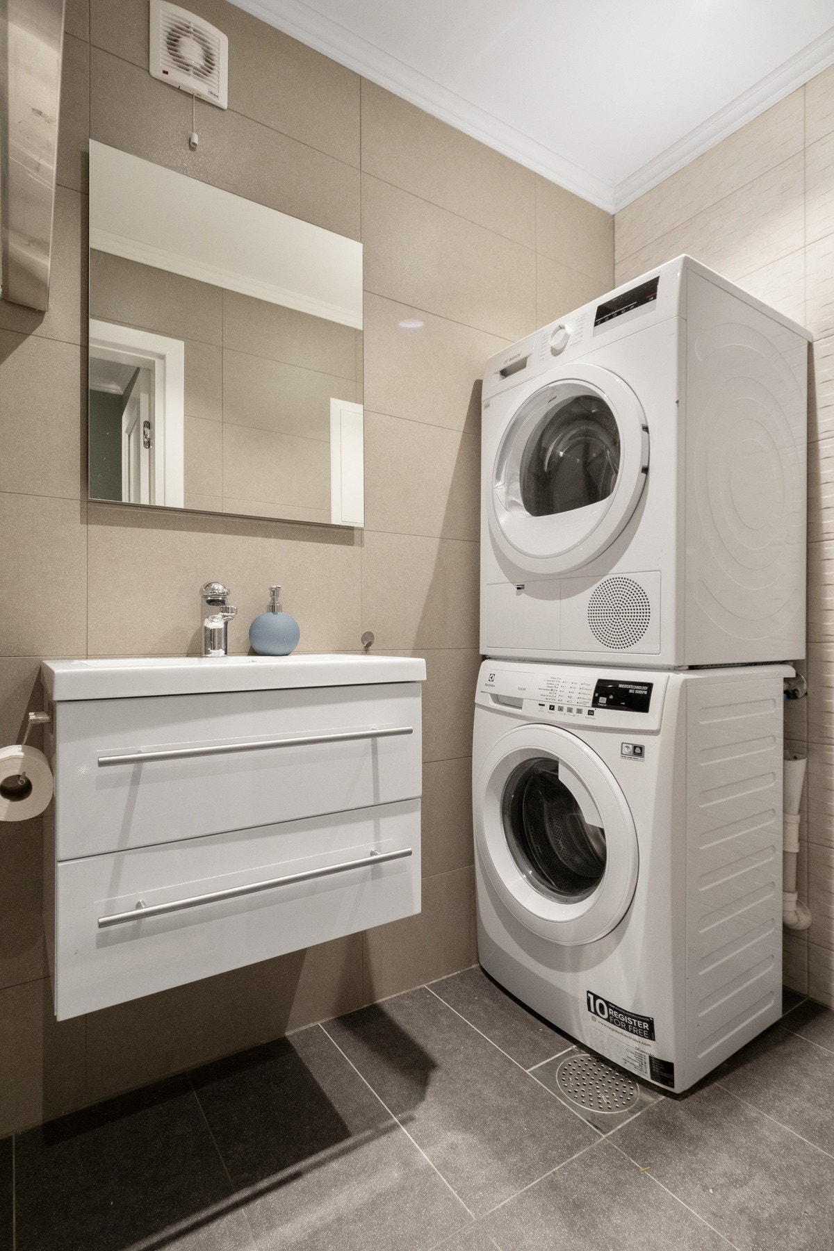 I hendig tilknytning til hallen i første etasje er det et pent og praktisk vaskerom som ble pusset opp i 2019. Galleribilde