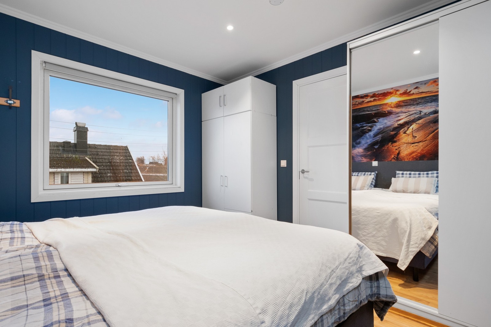 Det er skyvedørsgarderober på to av soverommene. Galleribilde