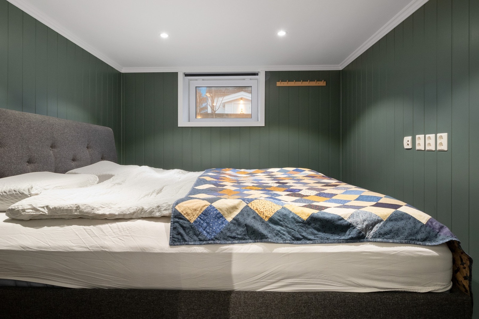 Soverommet (ikke godkjent) i kjelleren ble pusset opp i forbindelse med renoveringen av etasjen i 2017. Galleribilde