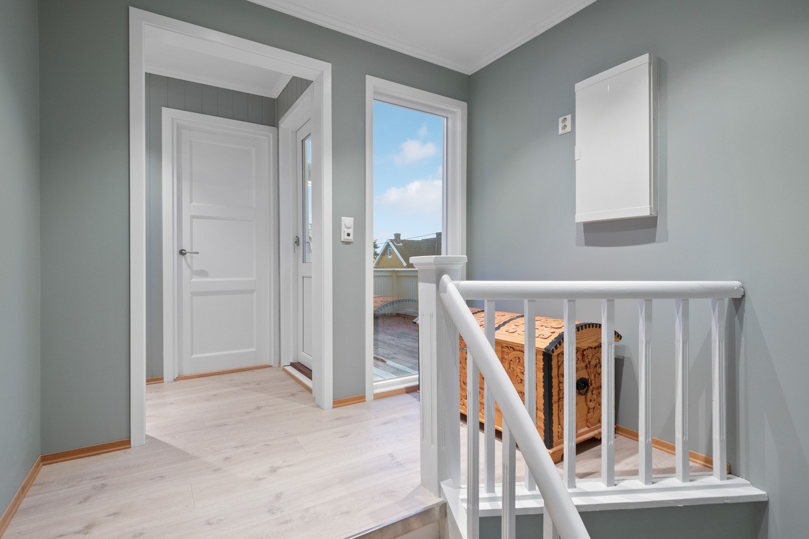 Fra gangen i 2. etasje er det utgang til en balkong. Balkongen er nordvestvendt, har dekke i tre og måler ca. 13 kvm. Galleribilde