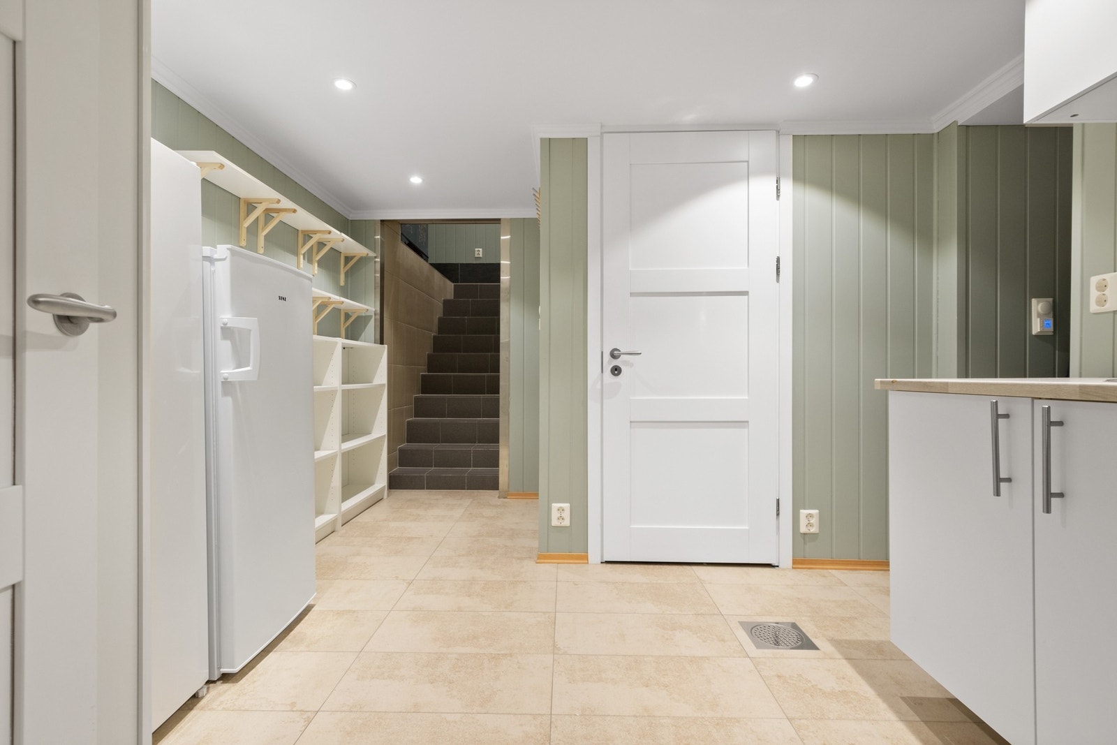 Kjelleren ble renovert i 2017, og fremstår med duse, tidsmessige farger, varme i gulvene og smart planløsning. Galleribilde