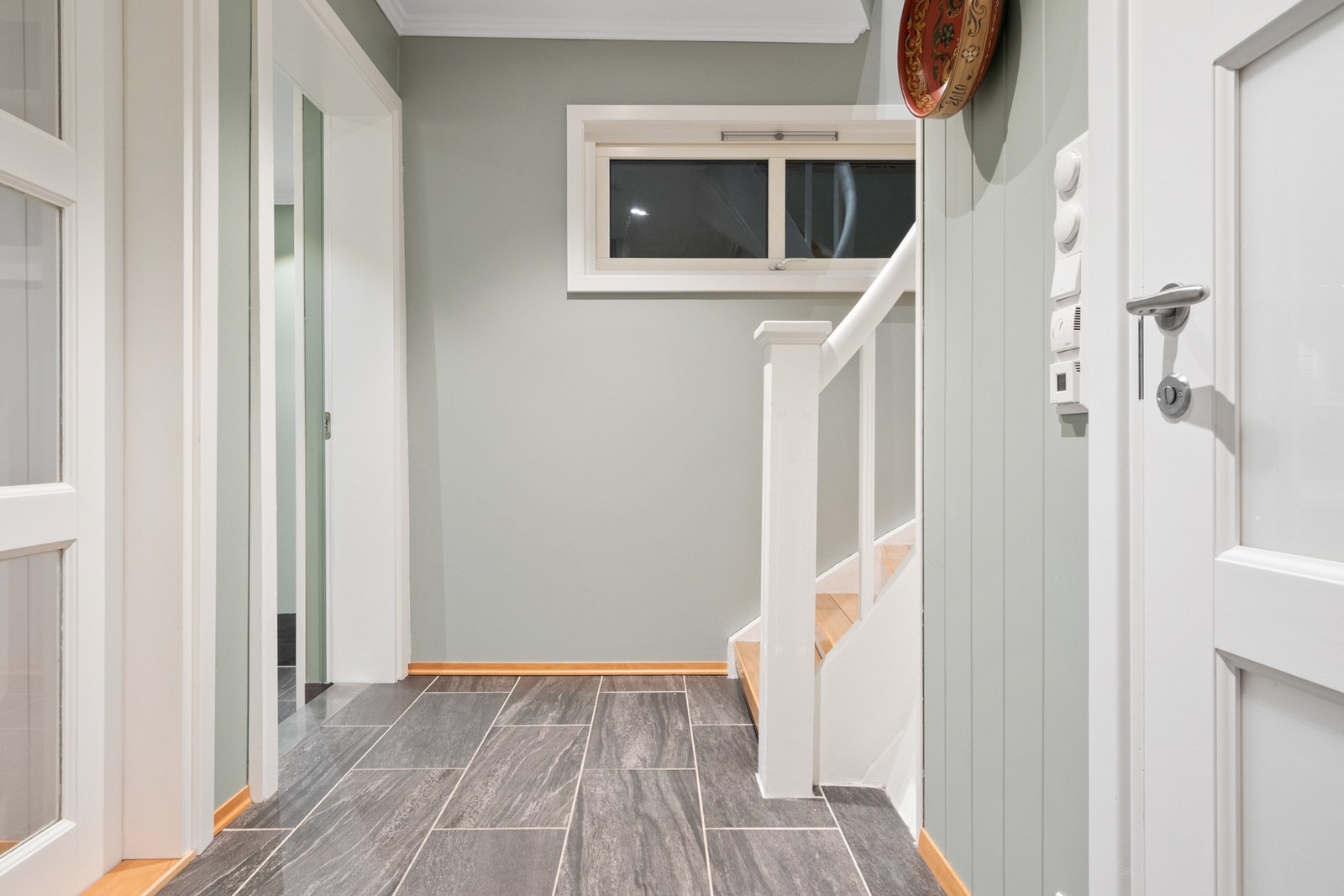 Hele boligen ble pusset opp innvendig i 2015, og fremstår med stilfulle og tidsmessige farge- og materialvalg. Galleribilde