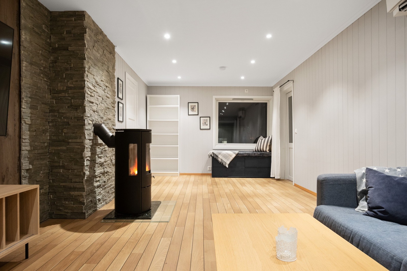 Stuen oppleves som lys, luftig og innbydende, og det langstrakte rommet byr på fin møbleringsfrihet. Galleribilde