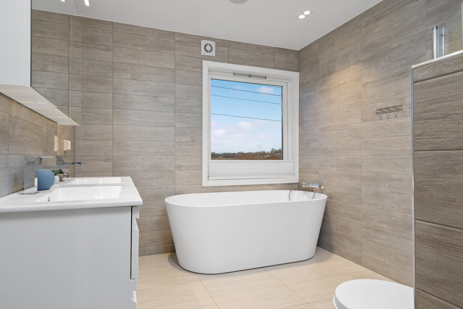 Badet ligger fint plassert ved soverommene i andre etasje, og ble stilfullt oppgradert i 2021. Galleribilde