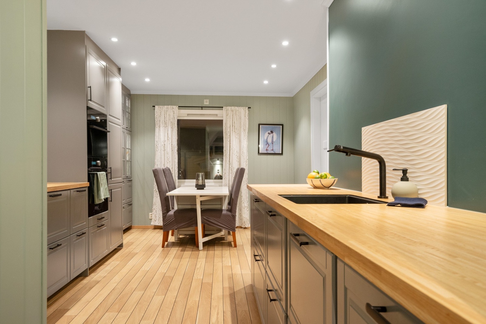 Kjøkkenet, som var nytt i 2021, har et klassisk og tidsmessig design med gode benkeflater og rikelig med oppbevaringsplass. Galleribilde