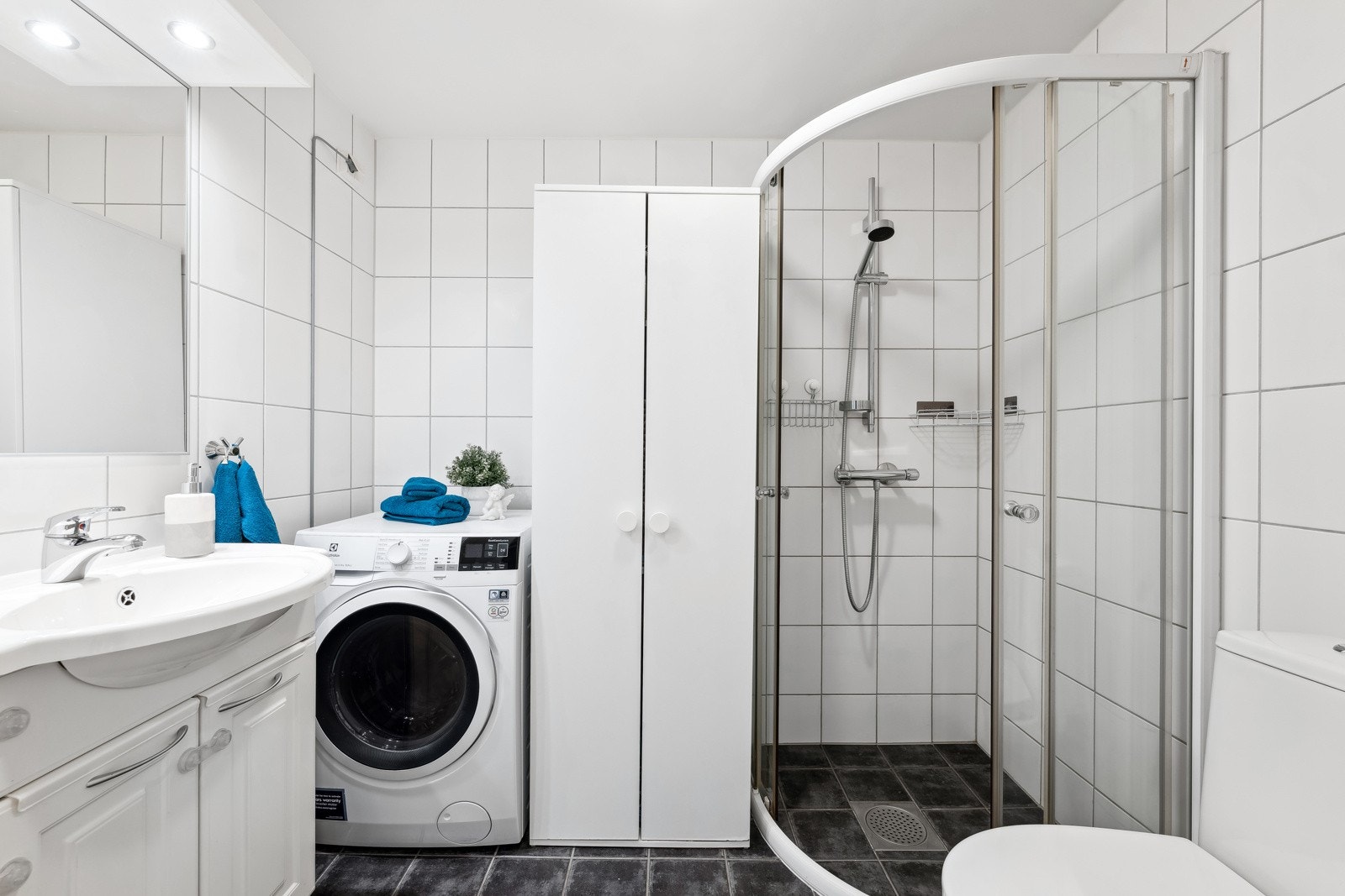 Badet ligger med adkomst fra entreen. Badet er flislagt med varmekabler i gulv. Det er opplegg for vaskemaskin på badet. Galleribilde