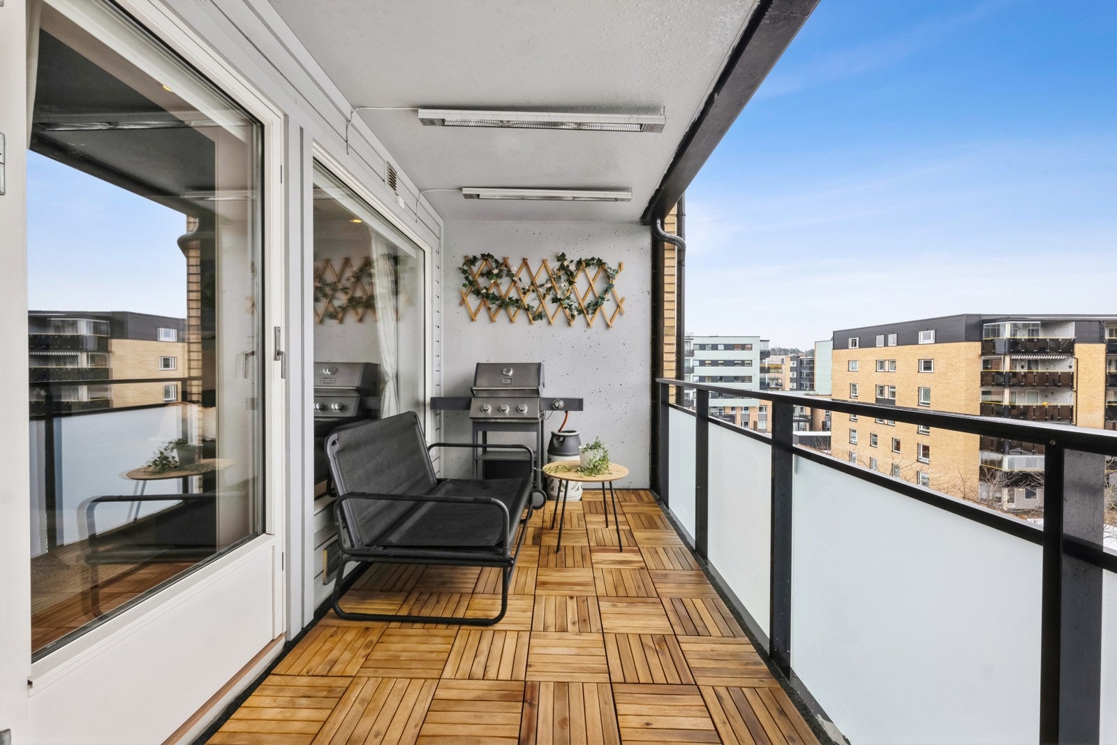 Balkongen er på ca.9 m2, sydvestvendt med gode solforhold. Det plass til en sittegruppe, beplanting og gass-/el-grill. Galleribilde