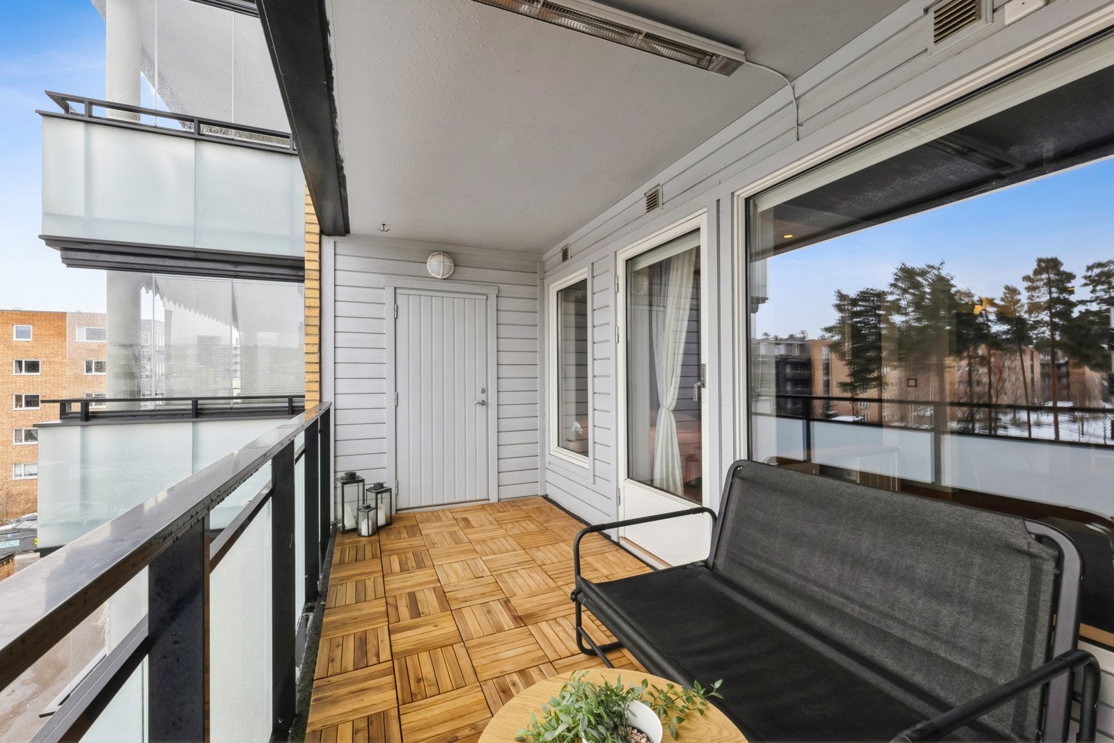 Balkongen er perfekt for å forlenge sommerhalvåret. Det er adkomst til en utebod fra balkongen. Galleribilde