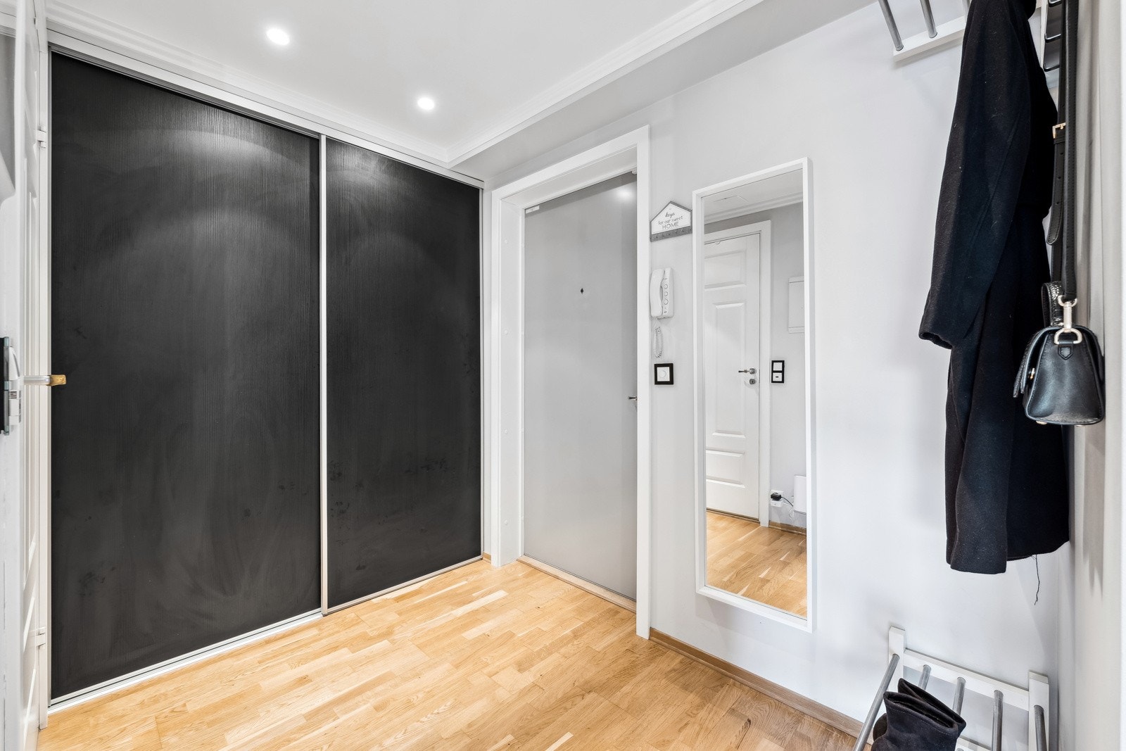 Entreen er romslig med en skyvedrøsgarderobe hvor det er plass til å henge fra seg yttertøy og sette fra seg sko. Galleribilde