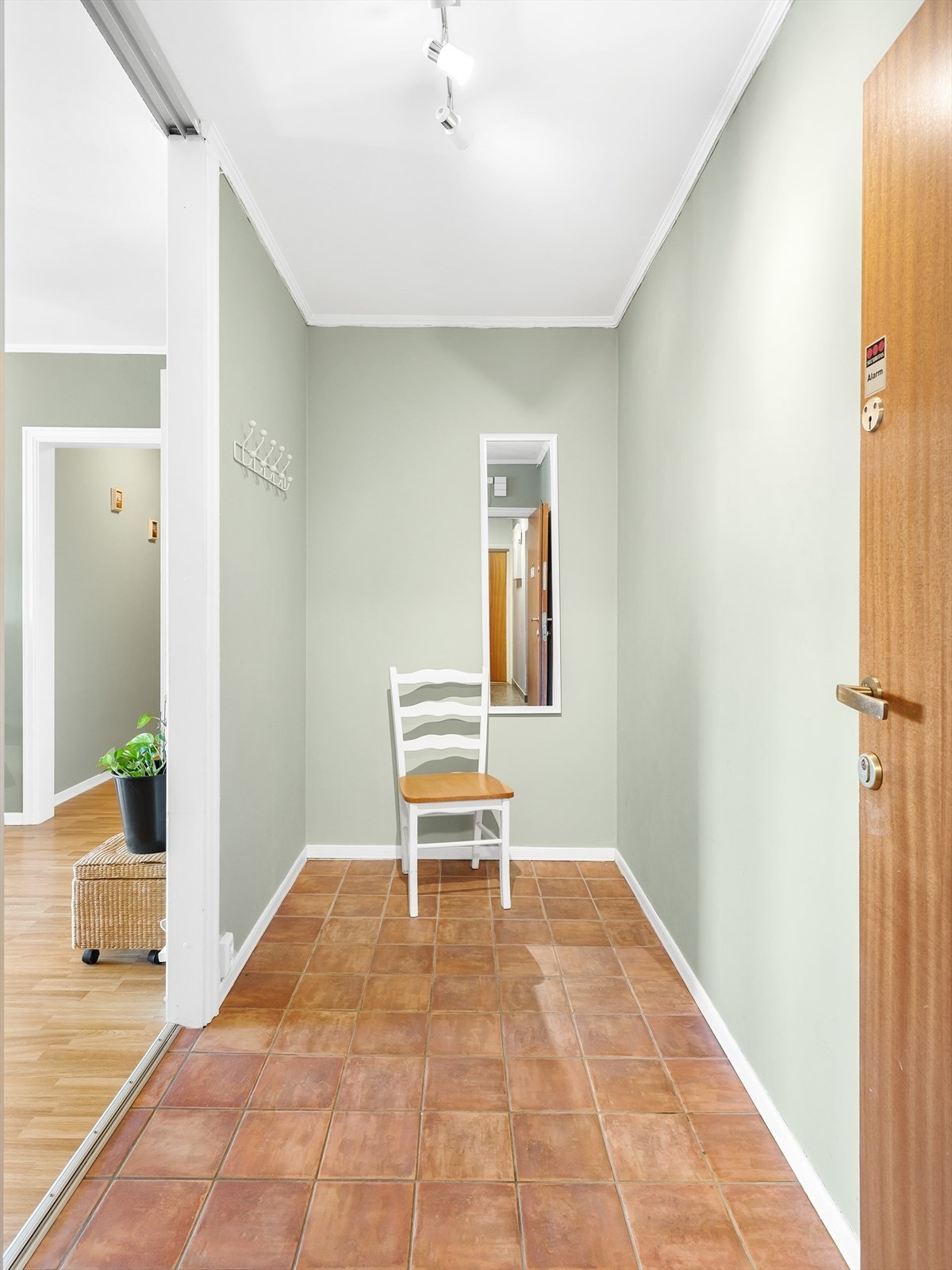 Romslig entré med flislagt gulv og god plass til oppbevaring. Galleribilde