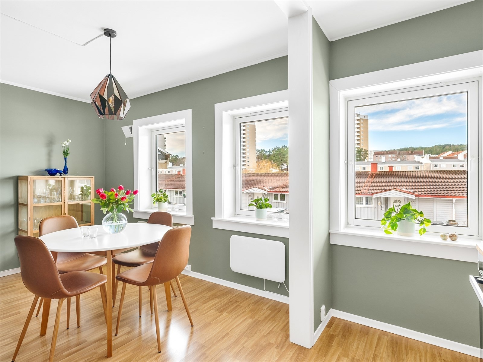 Store vinduer i spisestuen gir godt med naturlig lys. Galleribilde