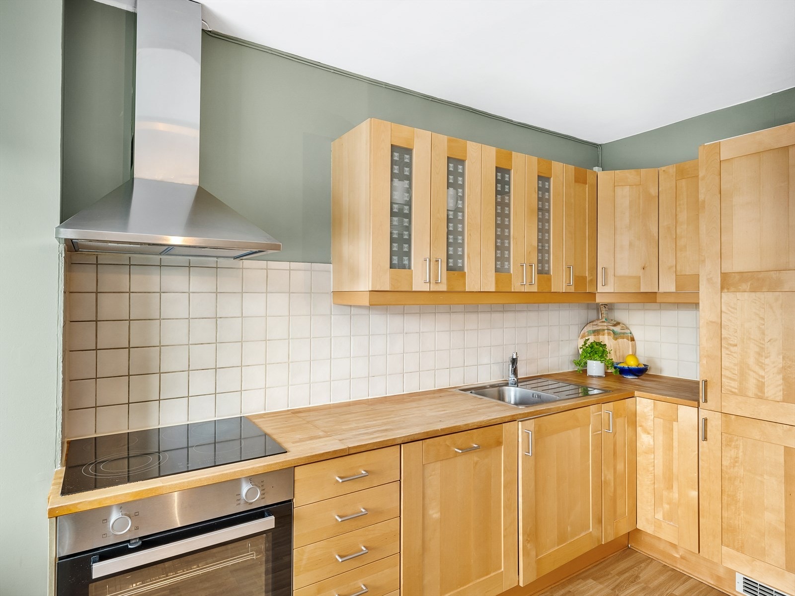 Kjøkken med integrerte hvitevarer og rikelig med skapplass. Galleribilde