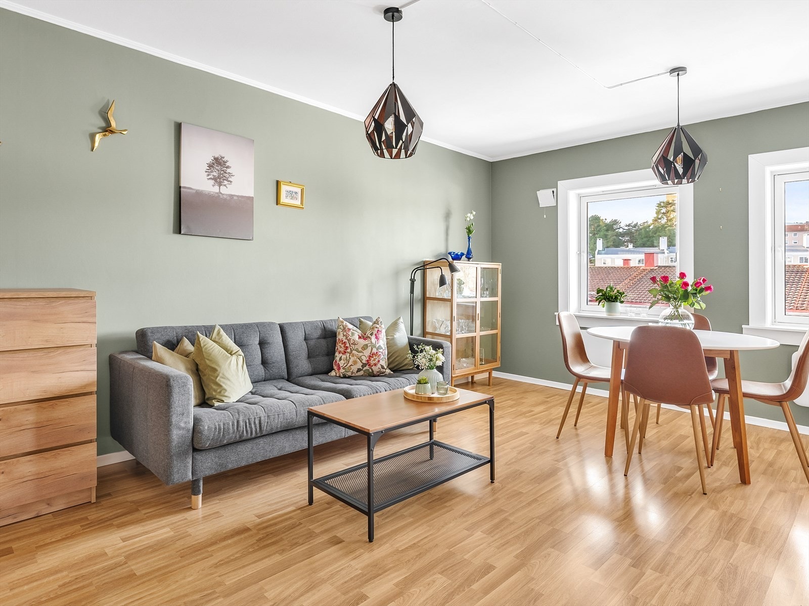 Spiseplass i stuen med plass til hyggelige måltider. Galleribilde