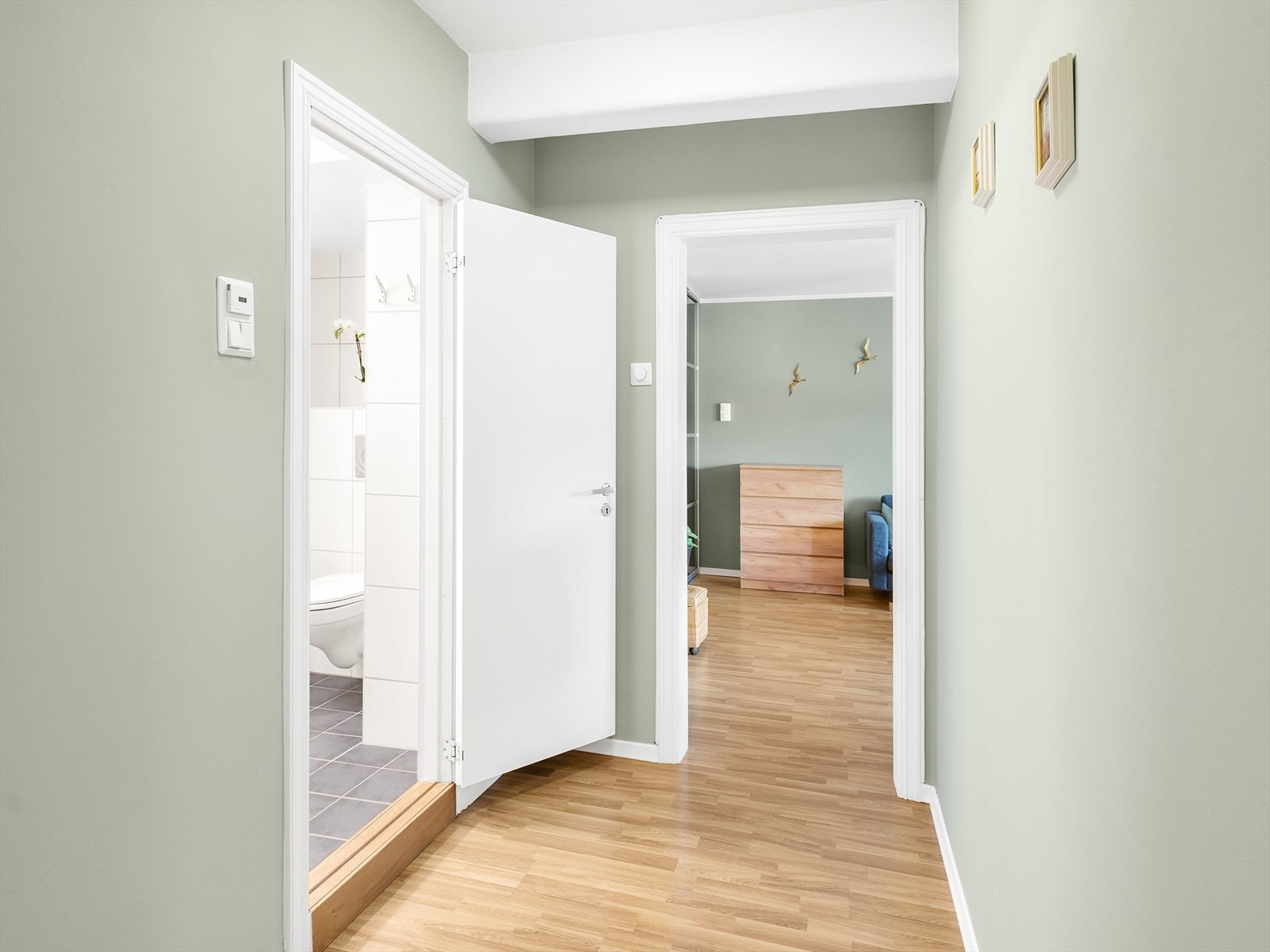 Gang med adkomst til bad og soverom. Galleribilde