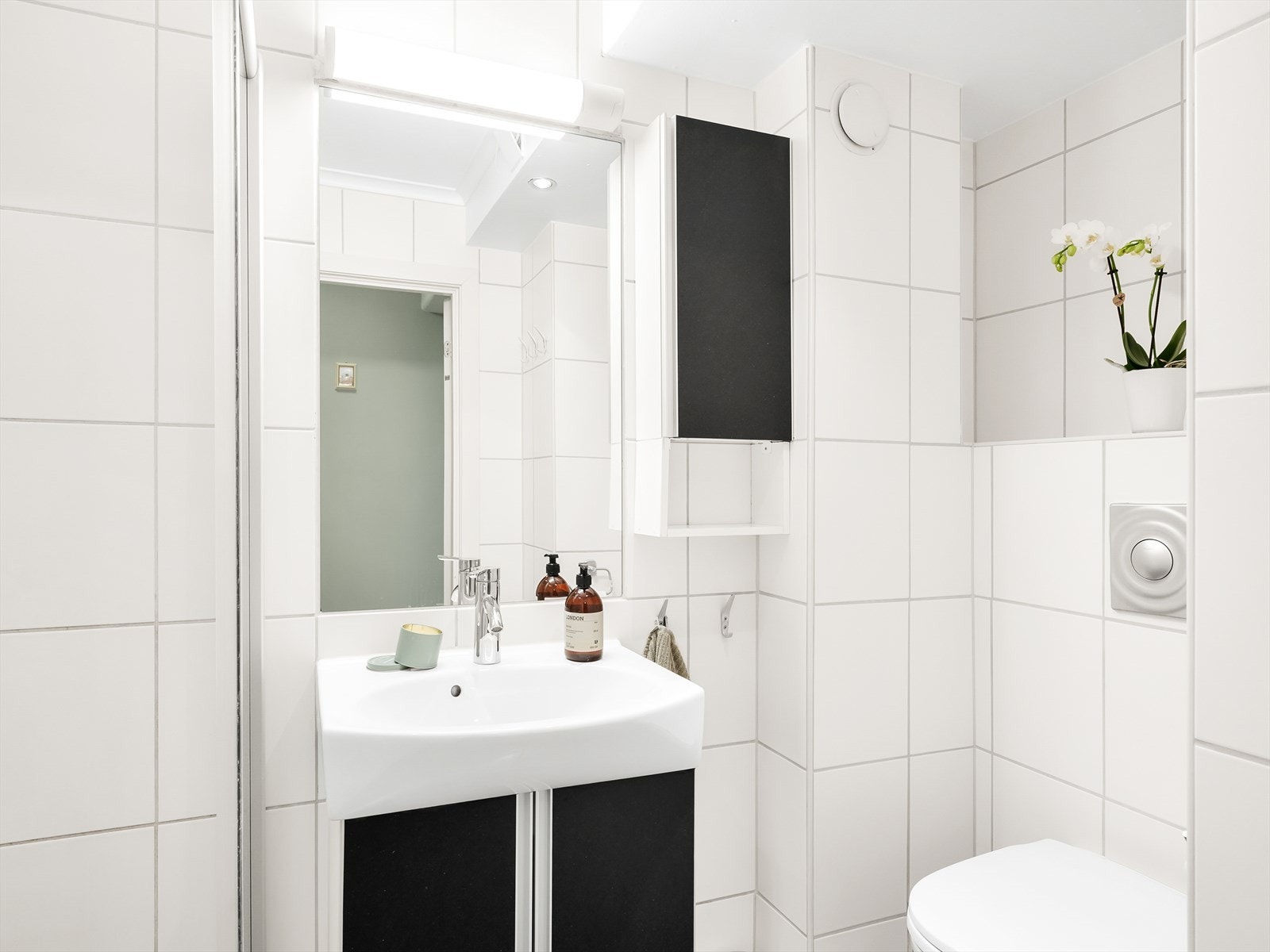 Bad med servant og speilskap. Galleribilde