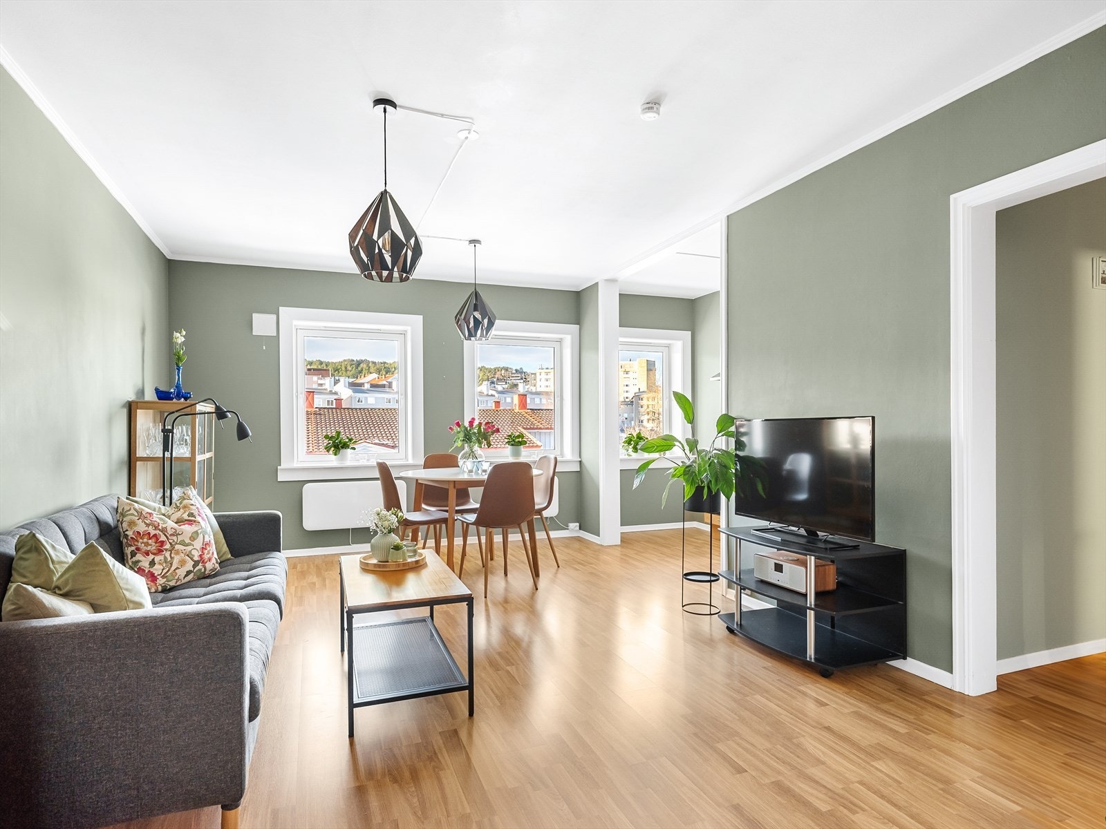 Lys og innbydende stue med parkettgulv og stilige detaljer. Galleribilde