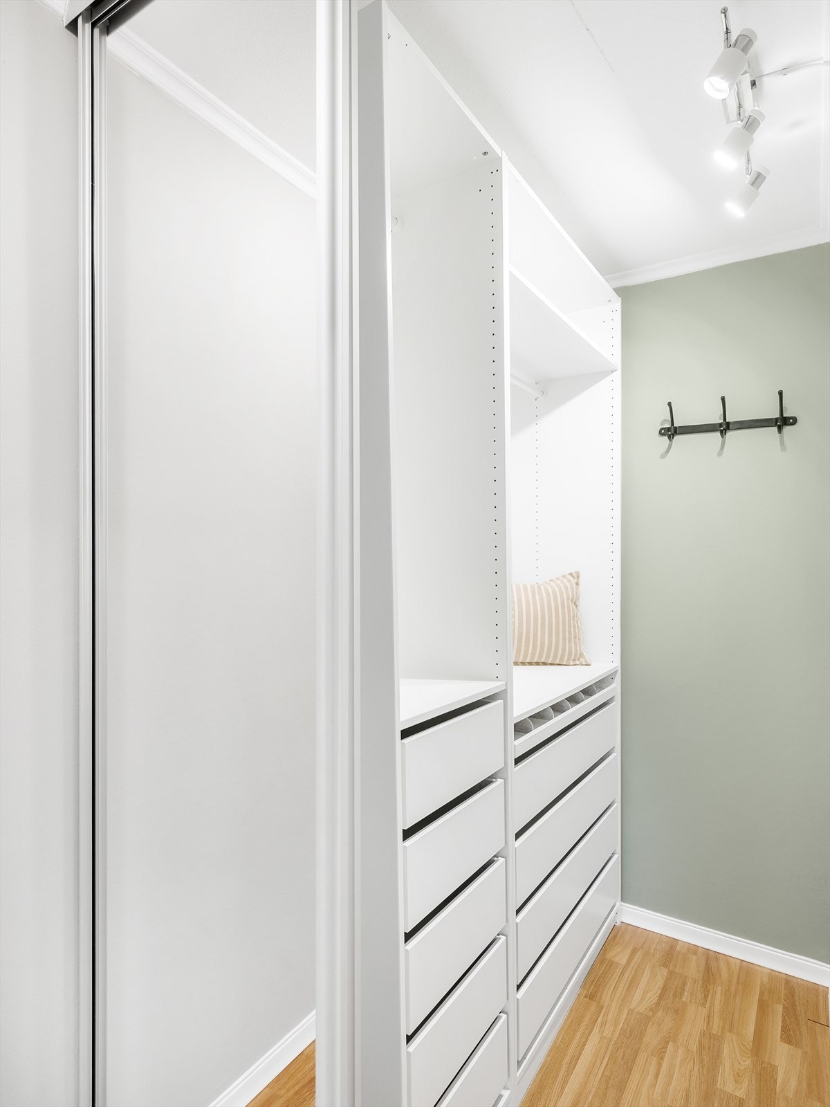 Praktisk omkledningsrom med innebygde oppbevaringsløsninger. Galleribilde