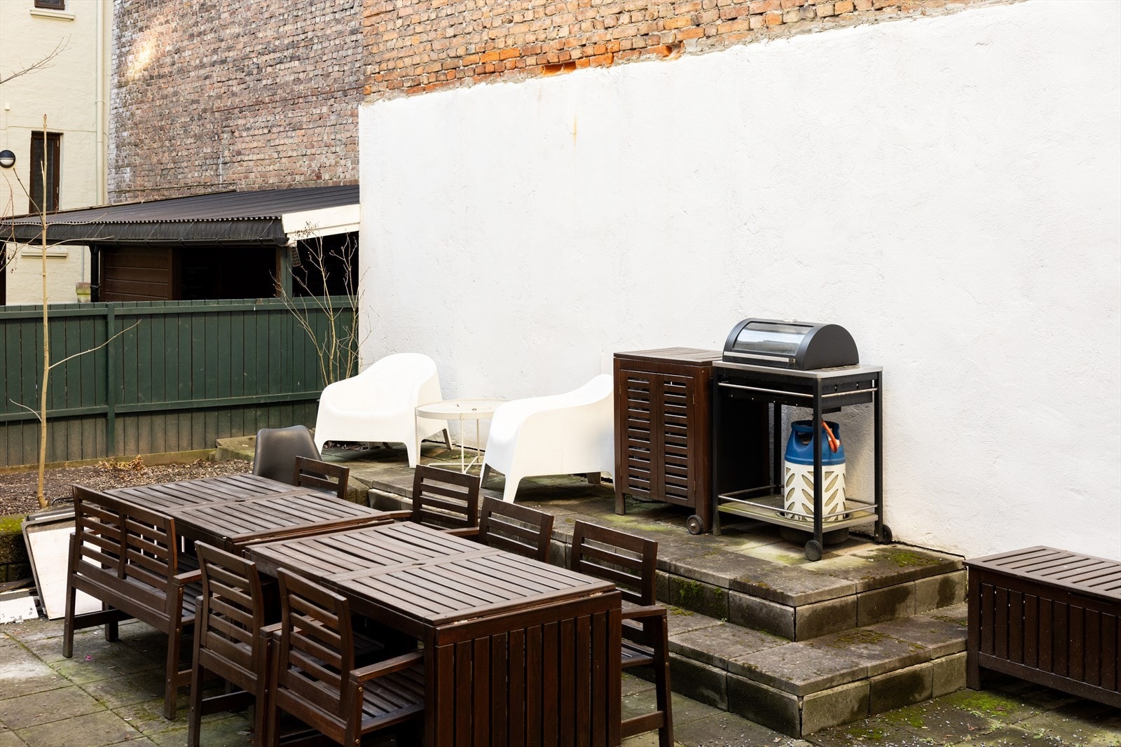- Hyggelig bakgård med sittegrupper og grill - Galleribilde