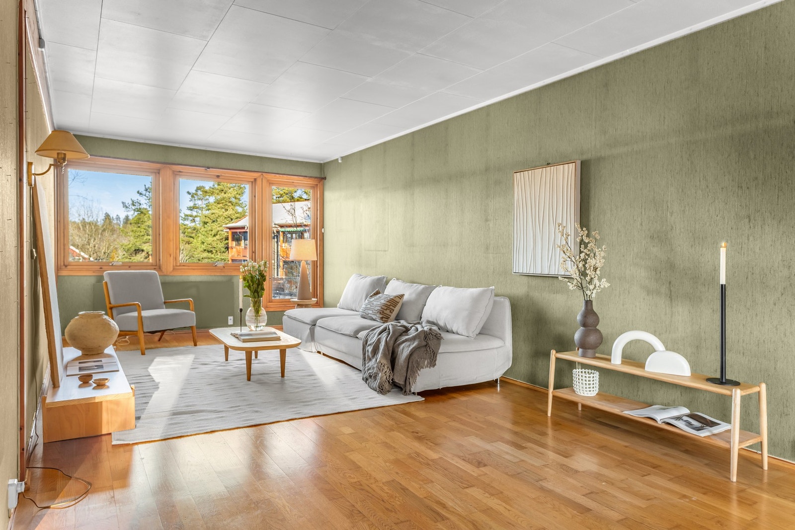 Åpen planløsning og store vinduer som slipper inn mye naturlig lys. Galleribilde