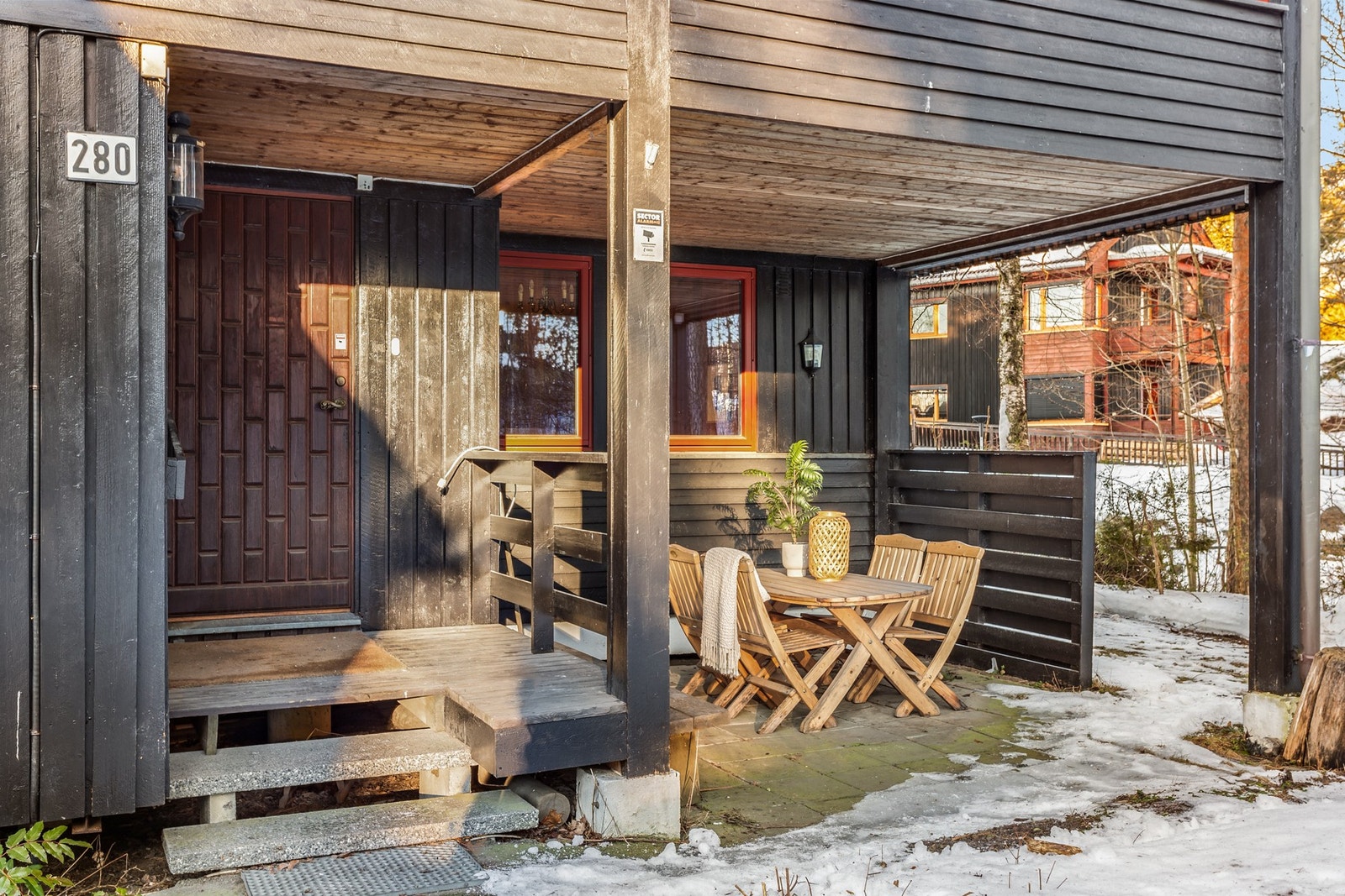 Med sin romslige planløsning og solrike uteplass, har boligen alt som trengs for en urban livsstil. Galleribilde