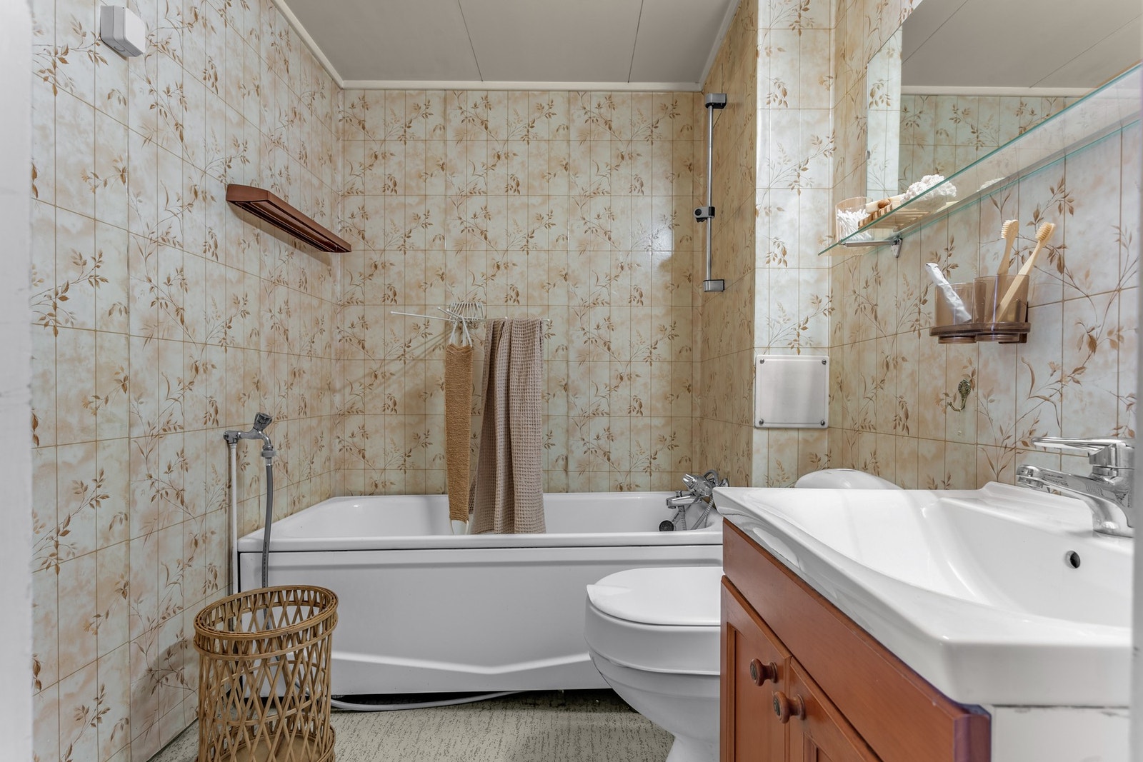 Badet i denne boligen har oppussingsbehov. Galleribilde