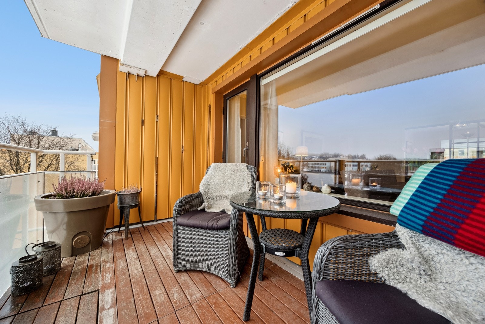 Utenfor har man fantastisk grøntareal som er perfekt til varme- og solfylte dager. Galleribilde