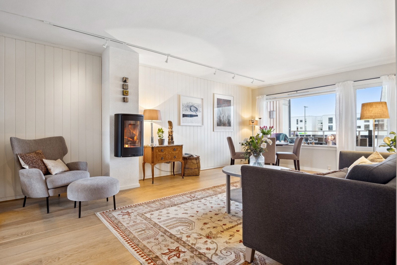 Lys og fin stue med peisovn fra 2024. Galleribilde