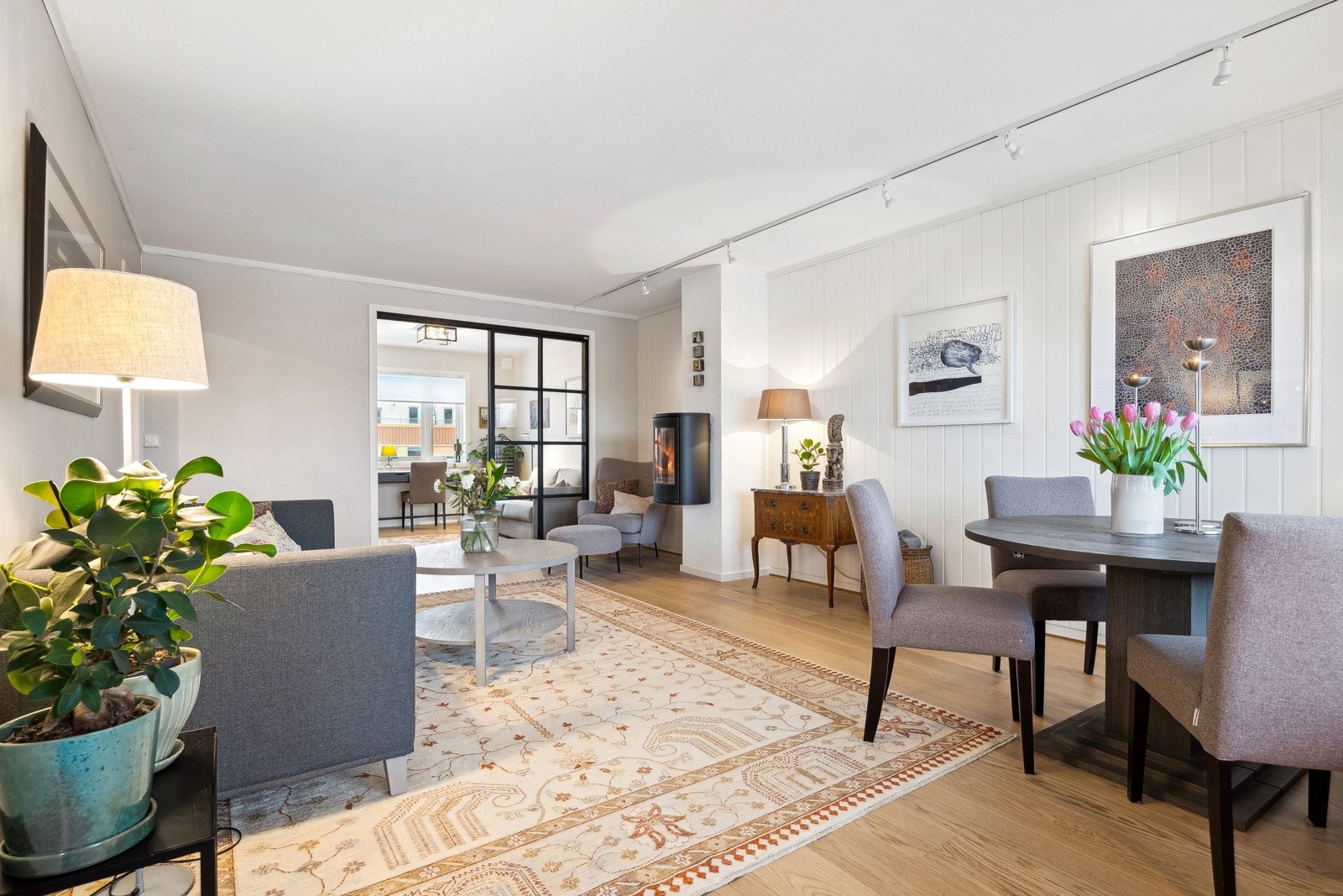 Stuen har naturlige soner for innredning, med god plass til sofagruppe og TV. Galleribilde