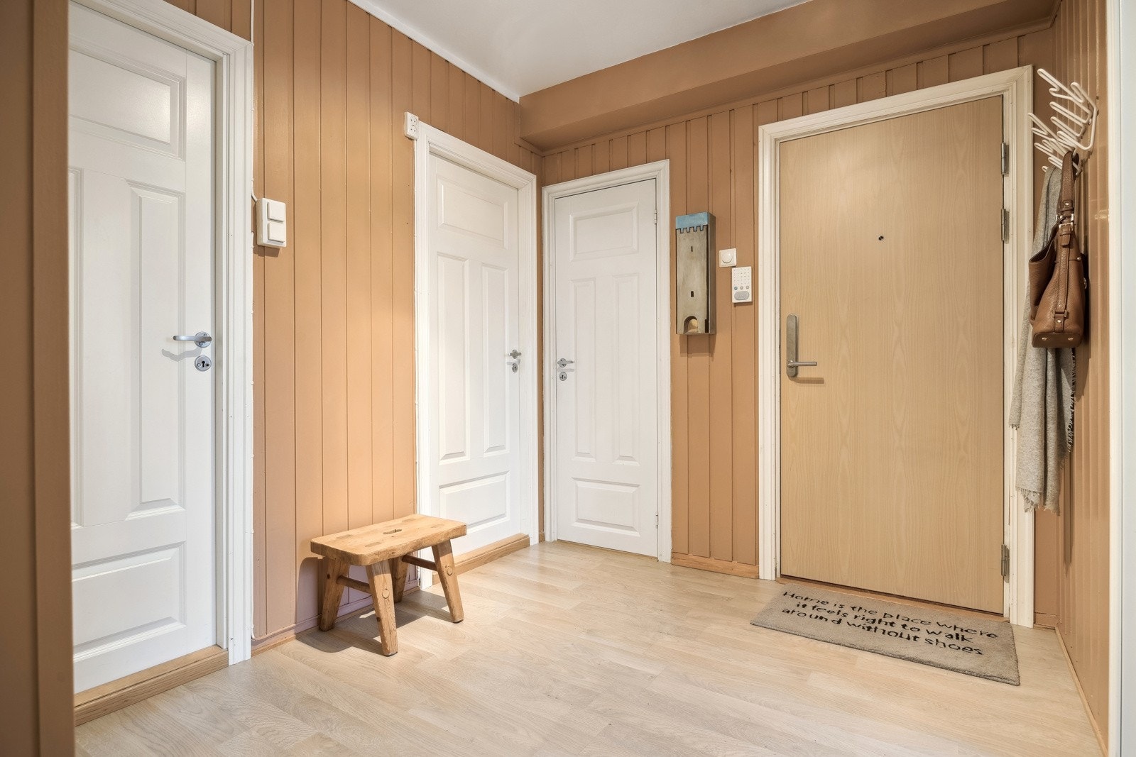 Du velkommnes inn i en romslig gang på 7,5 kvm. Her er det en praktisk garderobe hvor man enkelt kan henge fra seg yttertøy. Galleribilde