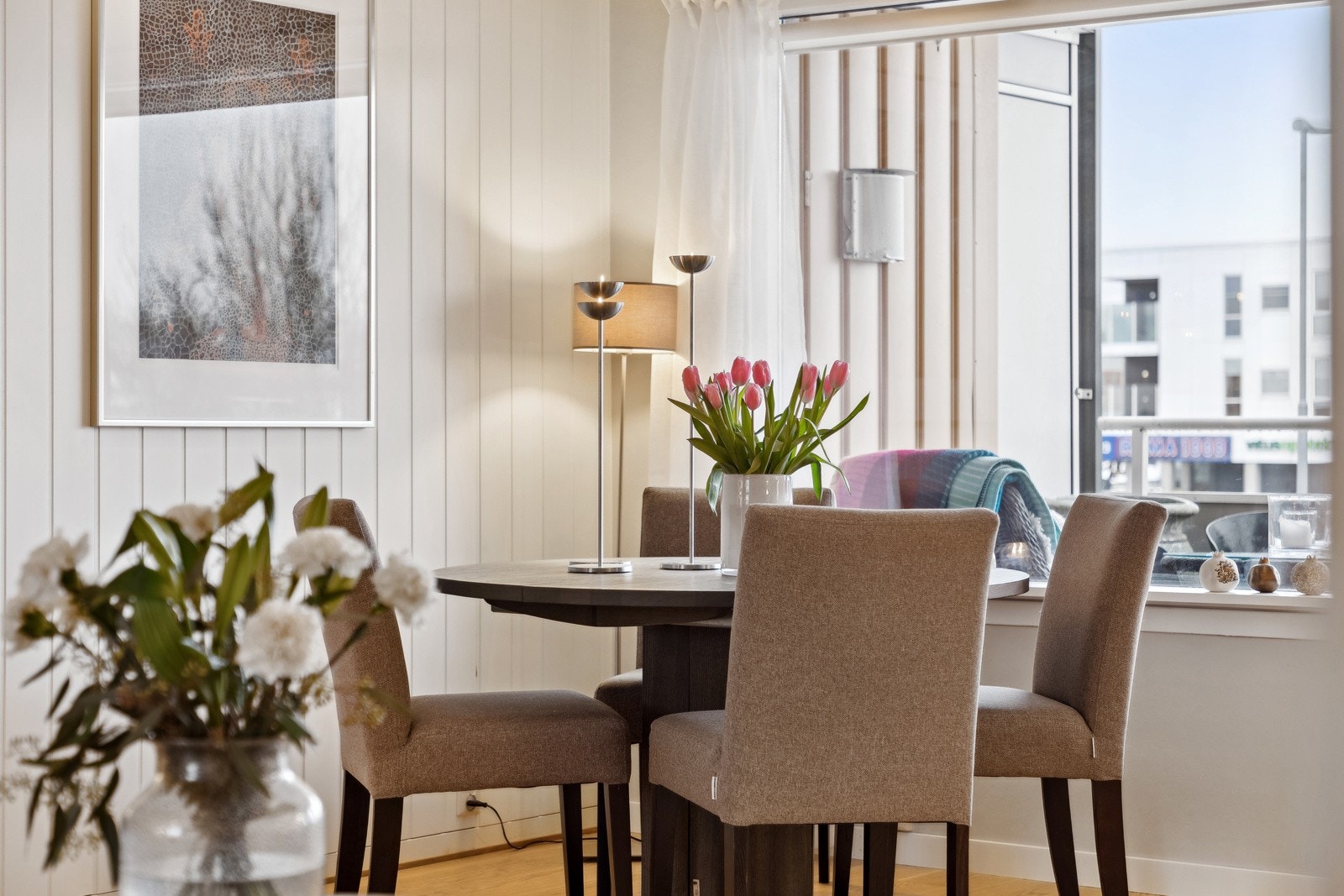 Mellom stue og kjøkken finner spisegruppen sin naturlige plass. Galleribilde