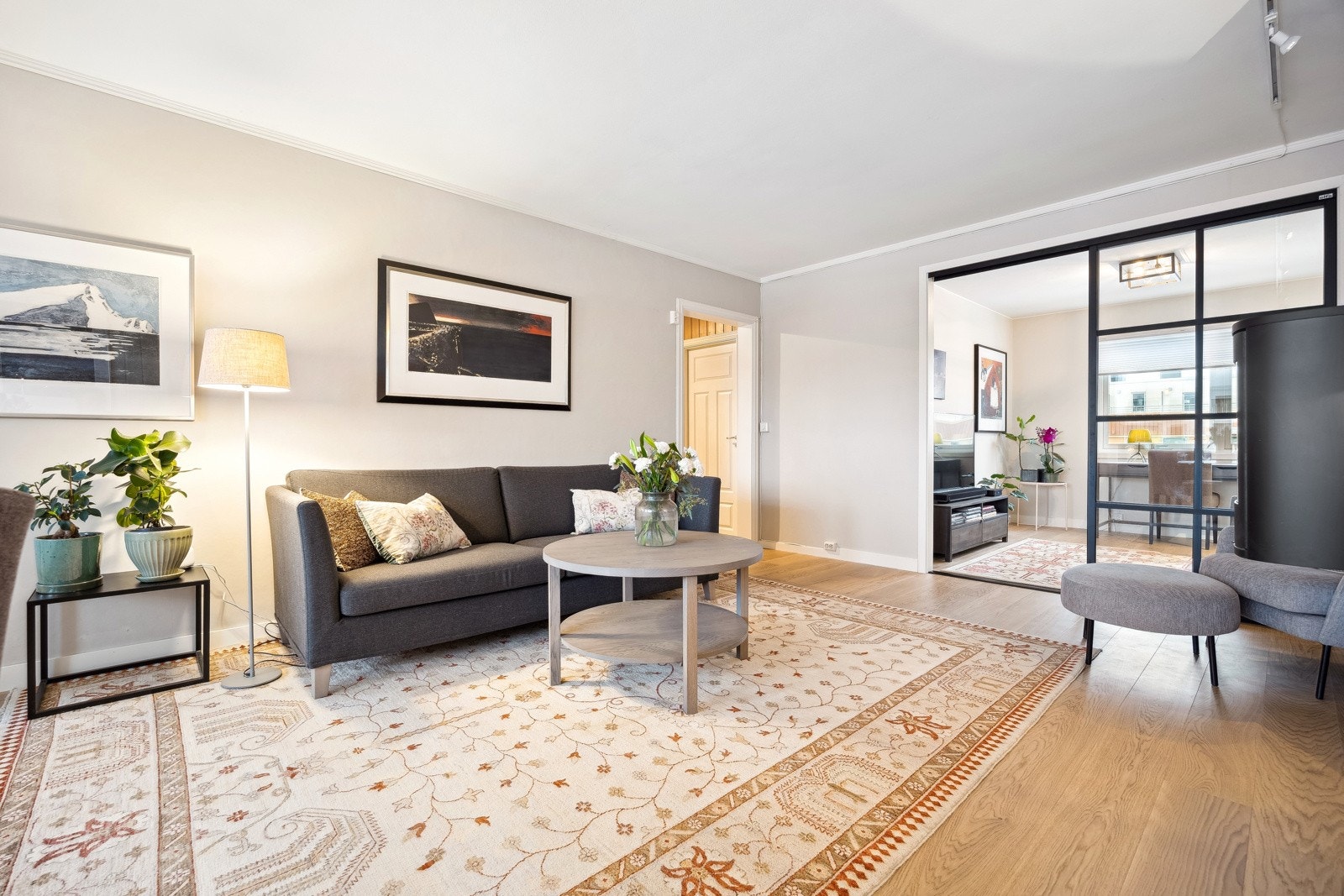 Fra hovedstuen er det en adskilt sone med glassdører som tidligere har vært soverom, og som i dag blir brukt som tv-stue. Galleribilde