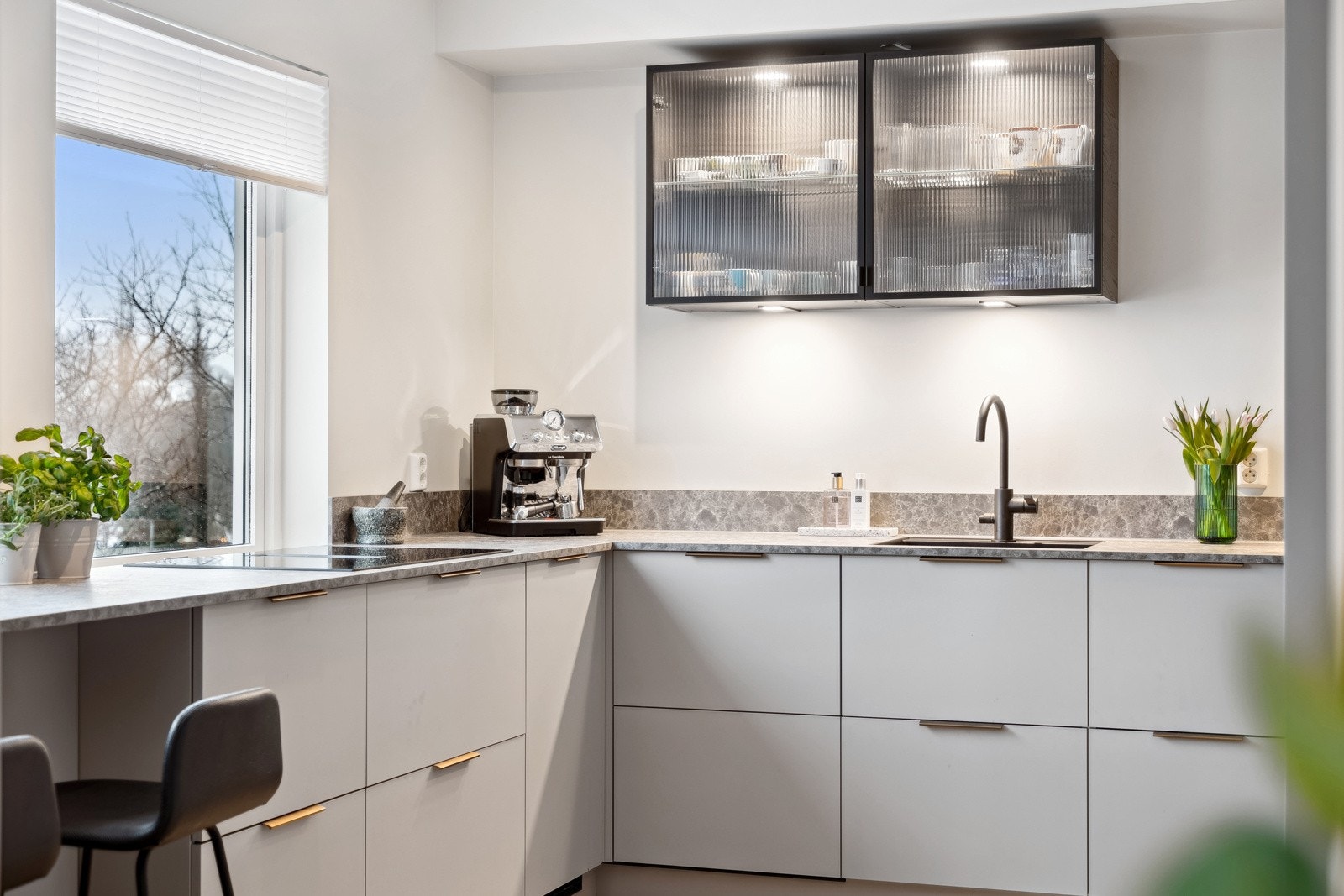 Her får du et moderne kjøkken med rikelig skap- og benkeplass. Galleribilde